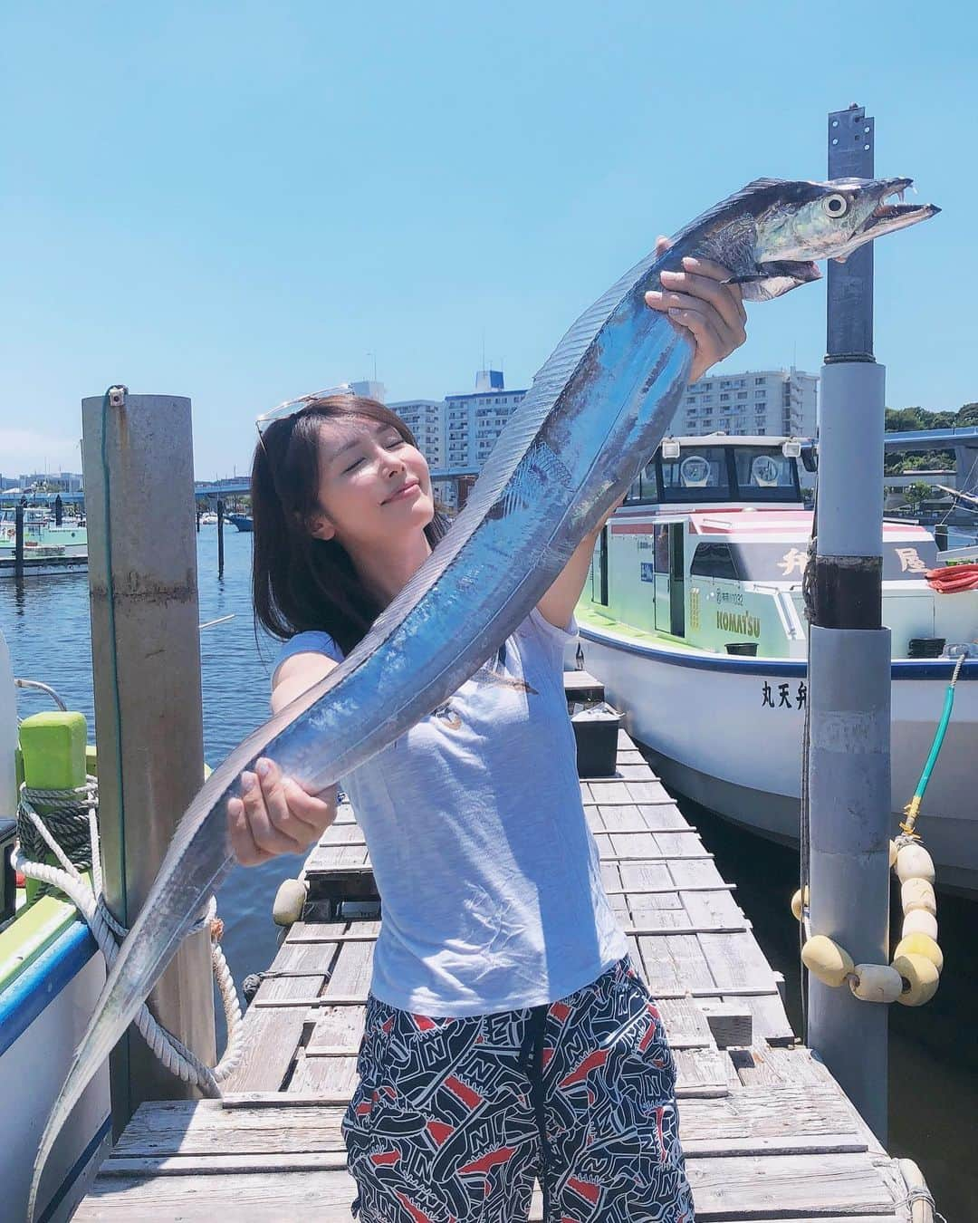 宇水遥佳さんのインスタグラム写真 - (宇水遥佳Instagram)「. 先日初釣りでこちらが釣れました🐟 . 123cmの巨大太刀魚っ✨✨ 船長もびっくりな大物だったようで サイズ図ってくださいました♡ . この他全部で六匹釣れました😋 アジはなめろうに🐟 太刀魚はソテーやお刺身にして 美味しく楽しくいただきました😋 . 釣り楽しい〜😍😍 釣りガール目指そうかなっ🤔✨🙈 . *男性のパンツ？とご指摘いただきましたが こちらは自分のゴルフのレインウエアです☺️ ニューバランスかわいいですよね🥰 . #釣り #釣りガール  #ツリジョ #タチウオ #釣り女子 #釣り男子  #angler #fishingday #fish #太刀魚 #タチウオ  #fishing #fishinggirl  #弁天屋 #横浜釣り  #竿頭 #水沢紀信 #寿司  #炙り寿司 #極上 #刺身 #大物賞 #敏腕船長」7月17日 8時18分 - haruka._.usui