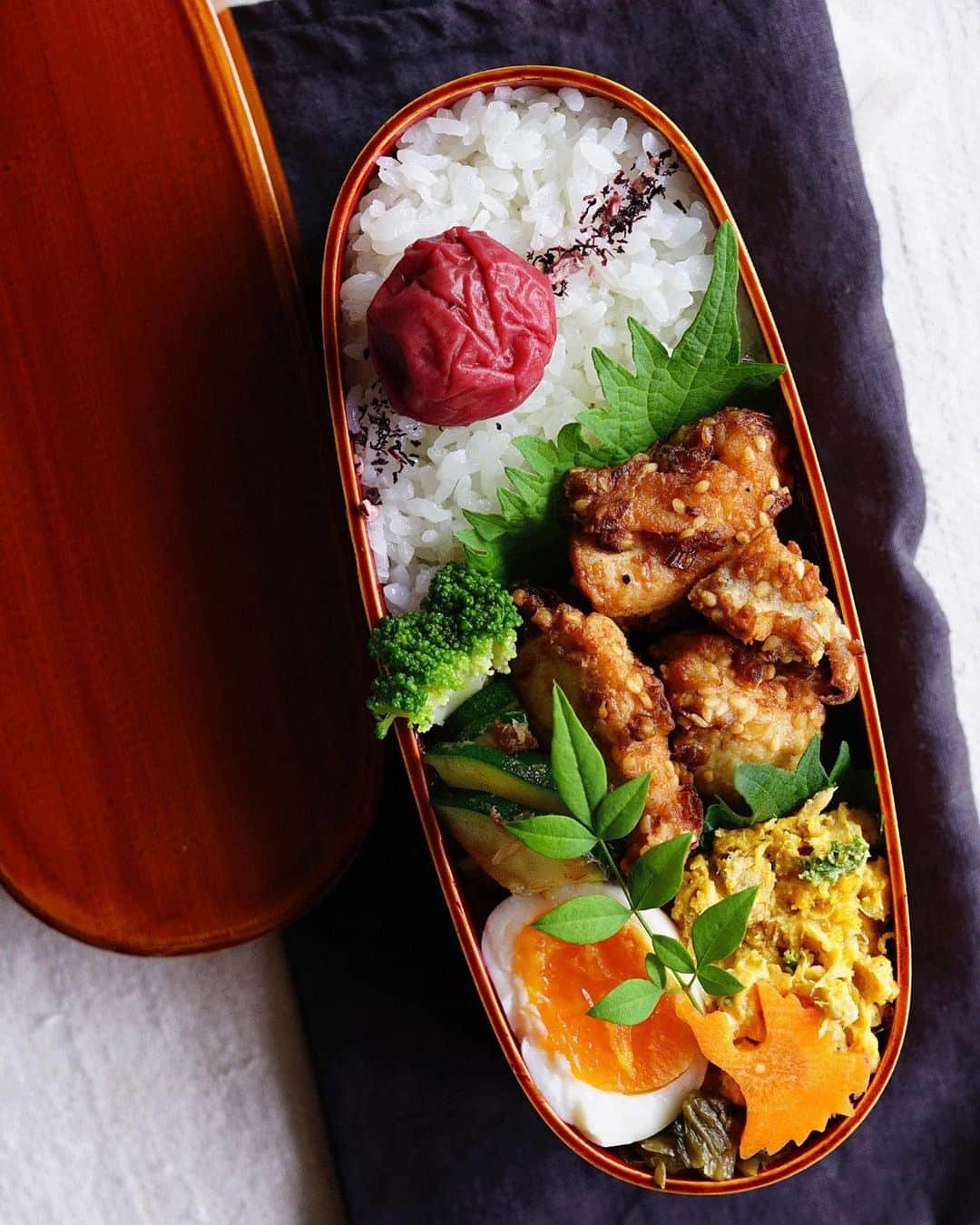 Ryoko Yunokiのインスタグラム：「+ + +  Fried chicken bento/鶏の唐揚げ弁当 . *rice and umeboshi *fried chicken *zucchini salad *acorn squash salad *hard-boiled egg . ＊ご飯と梅干し ＊鶏の唐揚げ ＊ズッキーニの和風サラダ ＊南瓜のサラダ ＊ゆで卵 . . Zucchini salad - sliced zucchini is cooked in a microwave until they are tender but still slightly crisp. and then combine them with dashi-flavored soy sauce, bonito flakes and a little sesame oil. + + +  #丸の内弁当 #f52grams #曲げわっぱ #春慶塗 #柏屋常左衛門商店 #ひのき曲げ物」