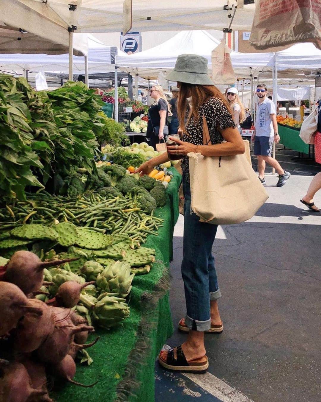 グラフ&ランツのインスタグラム：「Farmers market days with @jennyong wearing our Hana Boat Bag in Natural 🥕🌽🍐」