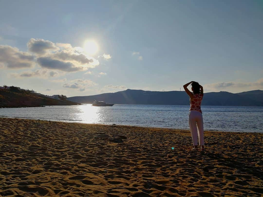 桐島瑞希さんのインスタグラム写真 - (桐島瑞希Instagram)「こちらは朝日🌄です✨ ミコノス島では早起きして、北に南に3つのビーチを見に行きました🏖️🌺 Pic1,2は北にある静かなビーチ、Pic3,4はヌーディストや🏳️‍🌈なビーチ、Pic5,6はパリピ向けのビーチです🤣 #greece #ギリシャ #ギリシャ旅行 #mykonos #ミコノス島 #海外旅行好きな人と繋がりたい #海外旅行 #海外生活 #海外暮らし #旅したくなるフォト #travelphotography #sunrise」7月17日 8時40分 - mizkirisiii