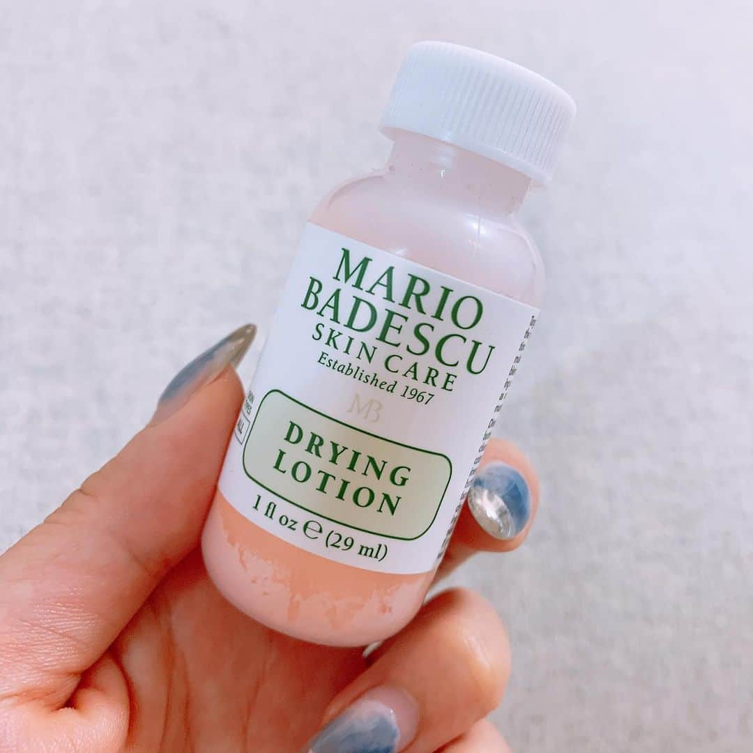 関根理紗さんのインスタグラム写真 - (関根理紗Instagram)「白ニキビ出来た時は使う mario badescu。 リピして二個目なんだけど前のはガラス製だったから旅行とか持ち歩くのに持ってくのは割れちゃったらなぁって不安だったけど、プラ製だと持ち歩けるからこれで旅も安泰！  沈殿してる粉を綿棒でとって塗るって面白いよね。 似たの使ったことあるけどこれが1番好きかな😊🇺🇸 #mariobadescu #リピ #お気に入りスキンケア #私のレスキューアイテム」7月17日 8時58分 - sekine.risa