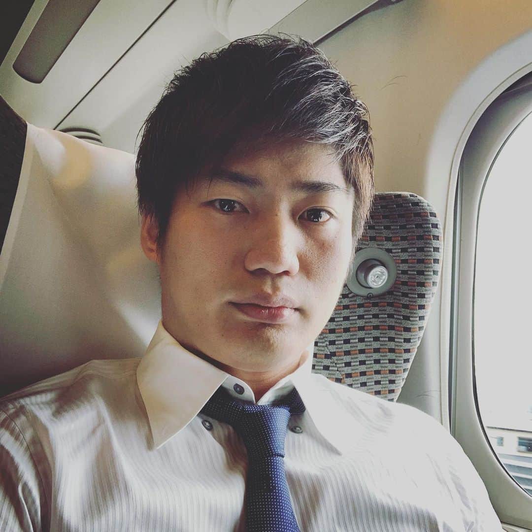 大嶋和也さんのインスタグラム写真 - (大嶋和也Instagram)「久しぶりにスーツ着たらパツパツだし首のボタン全く止まらない笑 新しいの買いに行かないとなー。」7月17日 8時58分 - kazuya_oshima