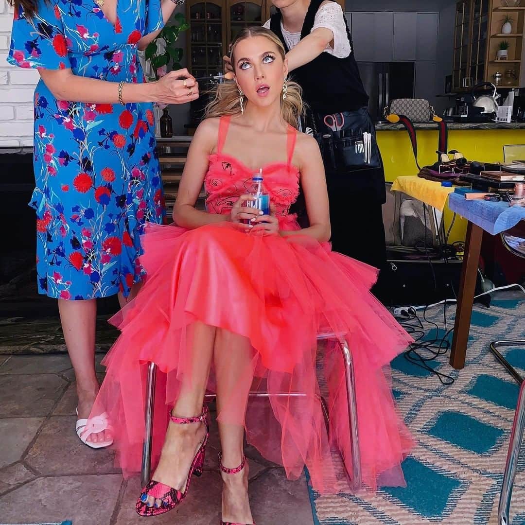 サムエデルマンのインスタグラム：「Perfectly pink! 💗@annewinters in our Yaro Neon Snake Sandal」