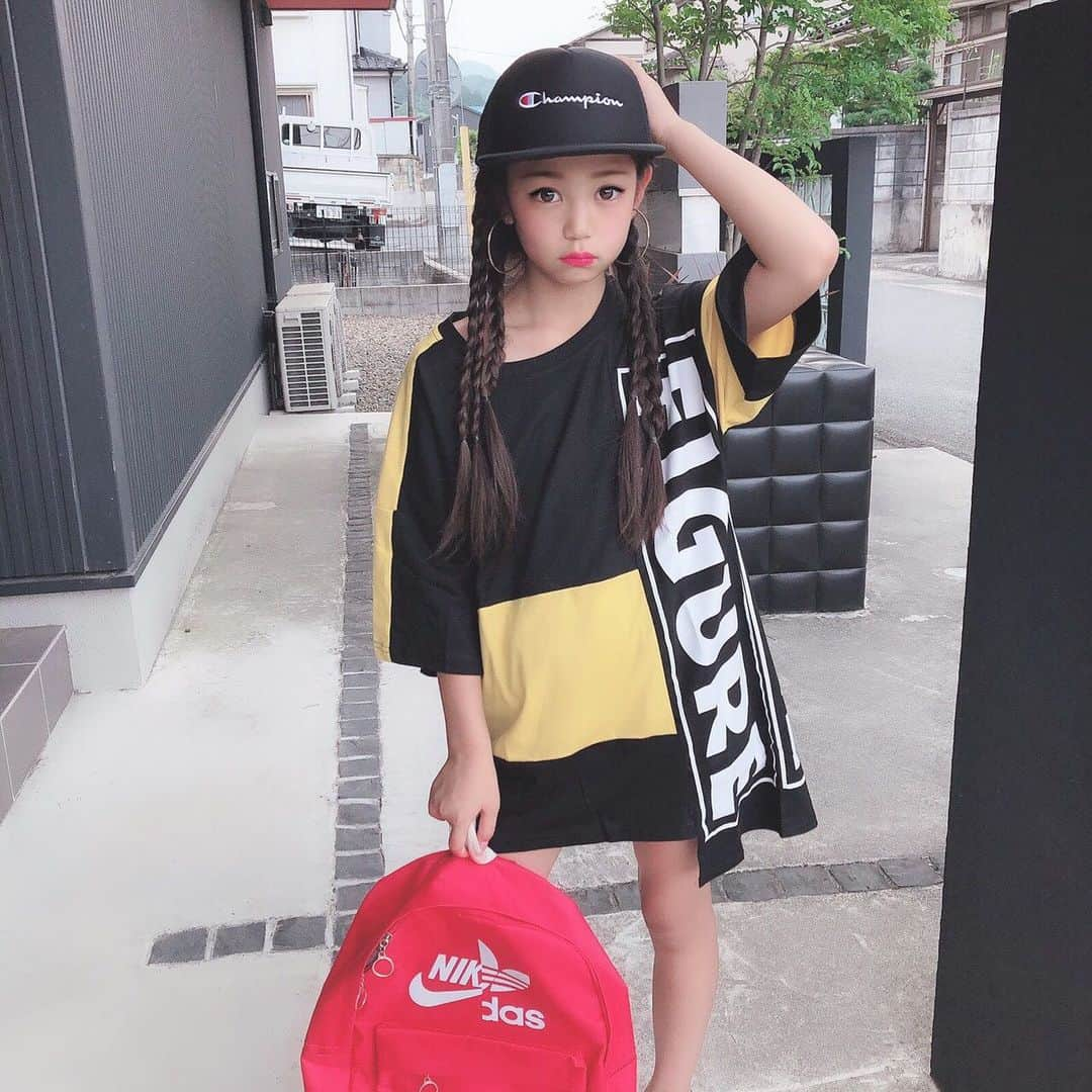 韓国子供服♡smilekids(すまいるきっず) さんのインスタグラム写真 - (韓国子供服♡smilekids(すまいるきっず) Instagram)「* * ☻ご覧頂き有難うございます☻ . . . 💛2019年春夏新作🍃💛 . . . . ︎︎︎︎︎︎︎︎︎︎︎︎︎︎︎︎☑︎ 大人気♡ BIG英字デザイン 変形ワンピース完売しています。 再入荷予定していますので 是非、GETして下さい♡ . . . .  7.500円以上お買い上げ頂いた方は 送料無料となります。 尚、購入後は、同梱などは 受付ておりませんのでご了承下さい。 . . . ♡着画model ☺︎ smilekids monitor model☺︎ @micky.kira  size 140 . . . 🆕新作、続々入荷中♪ webで販売しています♡ . . . . ————————————————— . . web shop http://smilekids888.com/で販売しています← —————————————————— ★ゆうちょ振込での購入も可能です★ web shopより、在庫を確認後  商品名、サイズ、カラーをDMにて 連絡頂けると幸いです☺︎ 確認後のお返事になりますので お時間を頂く場合があります。 在庫が少ない場合や再入荷の人気商品は 取り置きが難しい事があります。 ご了承ください🥺 . . —————————————————— ご購入してくださった方へ✉️ @smilekids888 をタグ付けして投稿して頂いた方を ストーリーにて紹介させて頂きます😍  さらに‥抽選で‥ 毎月、５名様にお買い物で使えるクーポンを プレゼント🎁致します☺️ . 1等‥1.000円OFFクーポン(2名様) 2等‥500円OFFクーポン(3名様) . 沢山のタグ付けをお待ちしています😍  ____________________________________ . . . . . . . ☻webshopには.Instagramプロフより リンクでとべます✈︎✈︎✈︎ http://smilekids888.com/ . #熊本ママ #山鹿 #webshop #韓国子供服 #格安#お洒落を発信 #熊本 #キッズコーデ #キッズ#キッズファッション  #ig_kids #kids_japan #親バカ部  #kjp_ootd #今日の服 #kidsfashion #プチプラコーデ  #プチプラファッション #mamagirl #リンクコーデ#ママリ#smilekids #３歳#４歳#５歳#春#新作#レオパード」7月17日 9時02分 - smilekids888