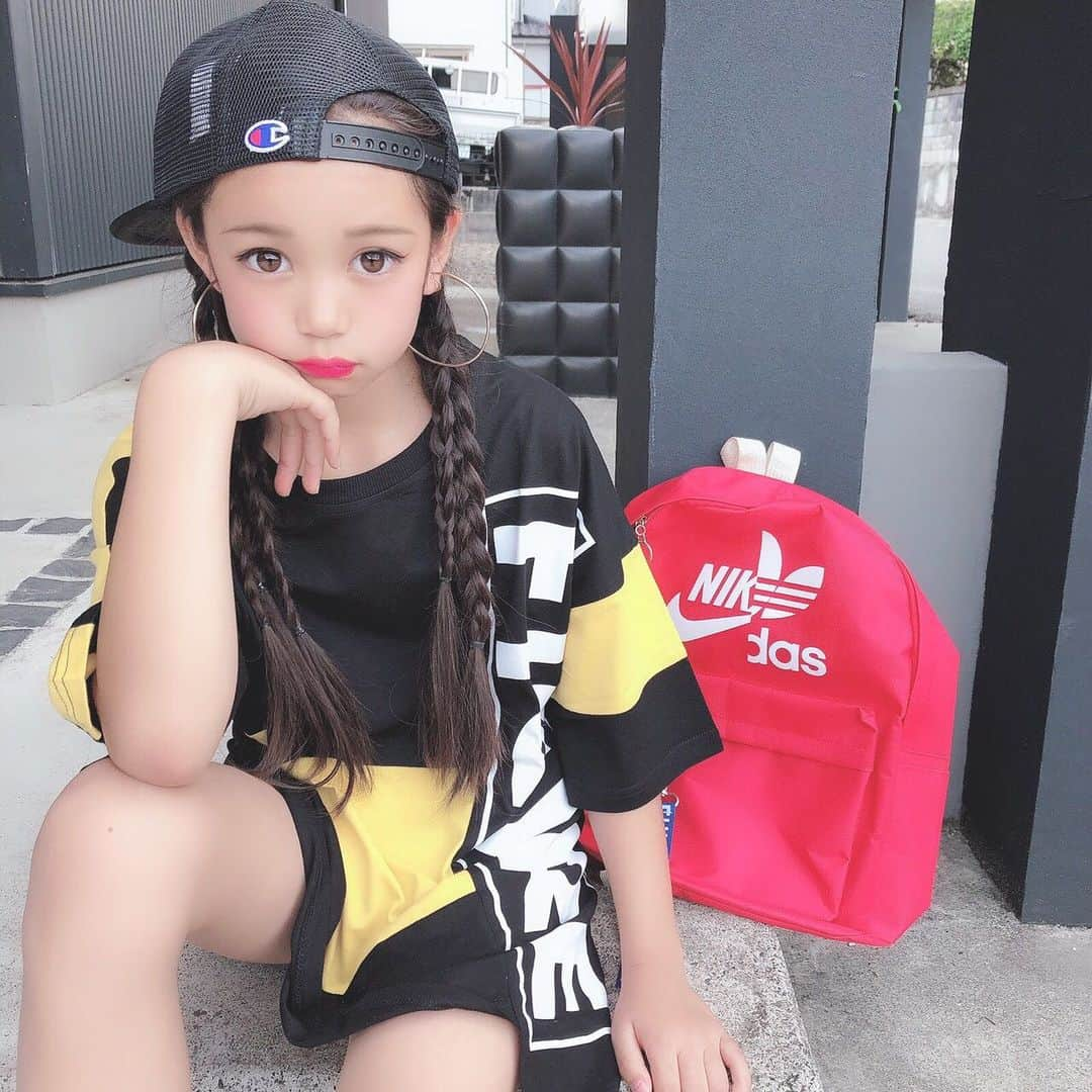 韓国子供服♡smilekids(すまいるきっず) さんのインスタグラム写真 - (韓国子供服♡smilekids(すまいるきっず) Instagram)「* * ☻ご覧頂き有難うございます☻ . . . 💛2019年春夏新作🍃💛 . . . . ︎︎︎︎︎︎︎︎︎︎︎︎︎︎︎︎☑︎ 大人気♡ BIG英字デザイン 変形ワンピース完売しています。 再入荷予定していますので 是非、GETして下さい♡ . . . .  7.500円以上お買い上げ頂いた方は 送料無料となります。 尚、購入後は、同梱などは 受付ておりませんのでご了承下さい。 . . . ♡着画model ☺︎ smilekids monitor model☺︎ @micky.kira  size 140 . . . 🆕新作、続々入荷中♪ webで販売しています♡ . . . . ————————————————— . . web shop http://smilekids888.com/で販売しています← —————————————————— ★ゆうちょ振込での購入も可能です★ web shopより、在庫を確認後  商品名、サイズ、カラーをDMにて 連絡頂けると幸いです☺︎ 確認後のお返事になりますので お時間を頂く場合があります。 在庫が少ない場合や再入荷の人気商品は 取り置きが難しい事があります。 ご了承ください🥺 . . —————————————————— ご購入してくださった方へ✉️ @smilekids888 をタグ付けして投稿して頂いた方を ストーリーにて紹介させて頂きます😍  さらに‥抽選で‥ 毎月、５名様にお買い物で使えるクーポンを プレゼント🎁致します☺️ . 1等‥1.000円OFFクーポン(2名様) 2等‥500円OFFクーポン(3名様) . 沢山のタグ付けをお待ちしています😍  ____________________________________ . . . . . . . ☻webshopには.Instagramプロフより リンクでとべます✈︎✈︎✈︎ http://smilekids888.com/ . #熊本ママ #山鹿 #webshop #韓国子供服 #格安#お洒落を発信 #熊本 #キッズコーデ #キッズ#キッズファッション  #ig_kids #kids_japan #親バカ部  #kjp_ootd #今日の服 #kidsfashion #プチプラコーデ  #プチプラファッション #mamagirl #リンクコーデ#ママリ#smilekids #３歳#４歳#５歳#春#新作#レオパード」7月17日 9時02分 - smilekids888