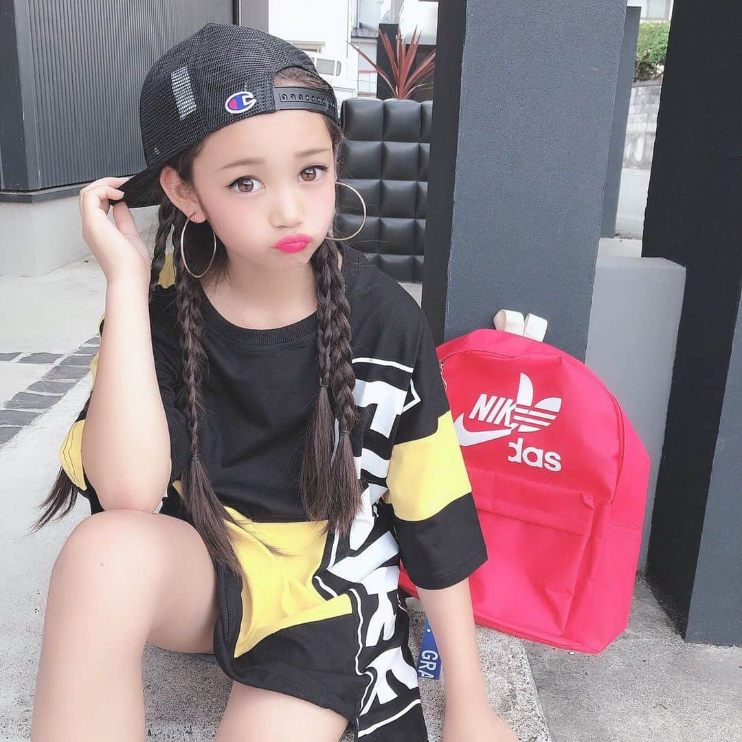 韓国子供服♡smilekids(すまいるきっず) さんのインスタグラム写真 - (韓国子供服♡smilekids(すまいるきっず) Instagram)「* * ☻ご覧頂き有難うございます☻ . . . 💛2019年春夏新作🍃💛 . . . . ︎︎︎︎︎︎︎︎︎︎︎︎︎︎︎︎☑︎ 大人気♡ BIG英字デザイン 変形ワンピース完売しています。 再入荷予定していますので 是非、GETして下さい♡ . . . .  7.500円以上お買い上げ頂いた方は 送料無料となります。 尚、購入後は、同梱などは 受付ておりませんのでご了承下さい。 . . . ♡着画model ☺︎ smilekids monitor model☺︎ @micky.kira  size 140 . . . 🆕新作、続々入荷中♪ webで販売しています♡ . . . . ————————————————— . . web shop http://smilekids888.com/で販売しています← —————————————————— ★ゆうちょ振込での購入も可能です★ web shopより、在庫を確認後  商品名、サイズ、カラーをDMにて 連絡頂けると幸いです☺︎ 確認後のお返事になりますので お時間を頂く場合があります。 在庫が少ない場合や再入荷の人気商品は 取り置きが難しい事があります。 ご了承ください🥺 . . —————————————————— ご購入してくださった方へ✉️ @smilekids888 をタグ付けして投稿して頂いた方を ストーリーにて紹介させて頂きます😍  さらに‥抽選で‥ 毎月、５名様にお買い物で使えるクーポンを プレゼント🎁致します☺️ . 1等‥1.000円OFFクーポン(2名様) 2等‥500円OFFクーポン(3名様) . 沢山のタグ付けをお待ちしています😍  ____________________________________ . . . . . . . ☻webshopには.Instagramプロフより リンクでとべます✈︎✈︎✈︎ http://smilekids888.com/ . #熊本ママ #山鹿 #webshop #韓国子供服 #格安#お洒落を発信 #熊本 #キッズコーデ #キッズ#キッズファッション  #ig_kids #kids_japan #親バカ部  #kjp_ootd #今日の服 #kidsfashion #プチプラコーデ  #プチプラファッション #mamagirl #リンクコーデ#ママリ#smilekids #３歳#４歳#５歳#春#新作#レオパード」7月17日 9時02分 - smilekids888