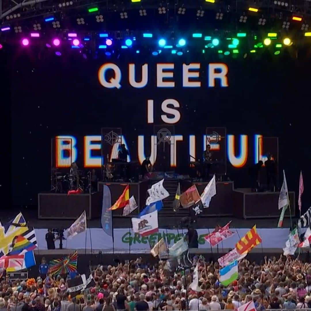 YEARS & YEARSさんのインスタグラム写真 - (YEARS & YEARSInstagram)「THANK YOU GLASTONBURY!! still elated we played the Pyramid Stage for you all on Sunday !! if you didn't see our performance you can watch back on @bbciplayer ❤️✨ #QueerIsBeautiful」7月3日 1時46分 - yearsandyears