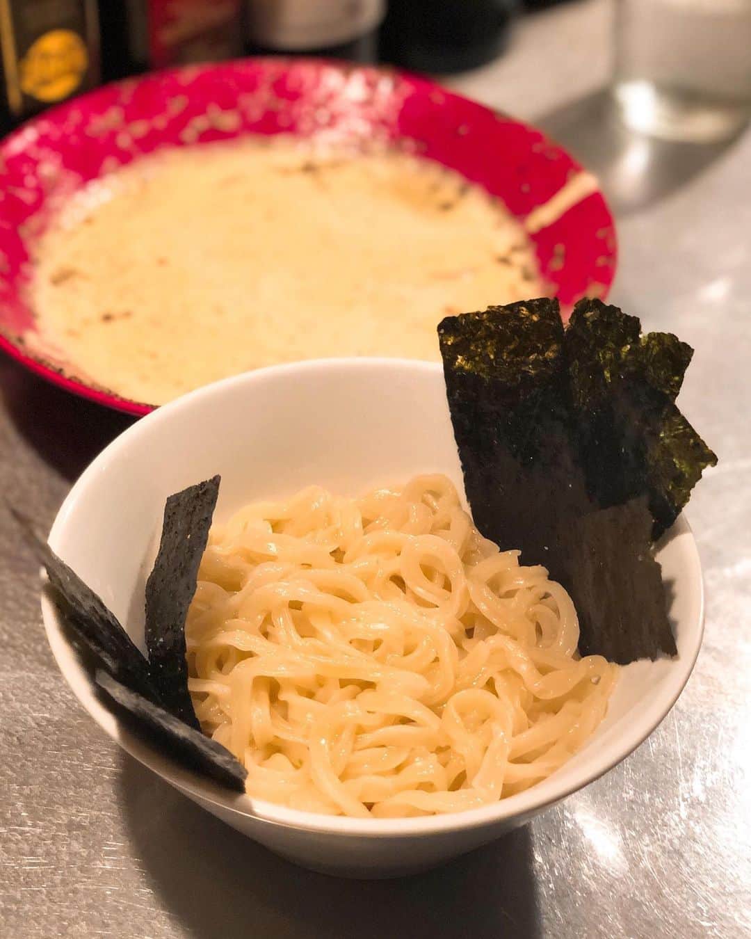 秋山具義さんのインスタグラム写真 - (秋山具義Instagram)「京都のシメと言えば、『スケッチ』の「黒コショウたっぷりのカルボナーラ」。﻿ まずは、パスタ！めちゃ旨い！！！﻿ ﻿ パスタ食べ終わったら、残ったカルボナーラソースで京都の老舗製麺所『麺屋棣鄂(ていがく)』のウイング麺で、つけ麺！！！﻿ これが、めちゃくちゃ旨い！！！﻿ ﻿ 東京でこのカルボナーラ食べられたら、夜遅くにしょっちゅう行っちゃって太ること間違いないので『スケッチ』が東京になくてよかった。笑﻿ ﻿ #スケッチ #sketch #京都イタリアン #具義京都2019 #具義イタリアン2019 #具義パスタ2019」7月3日 1時43分 - gugitter