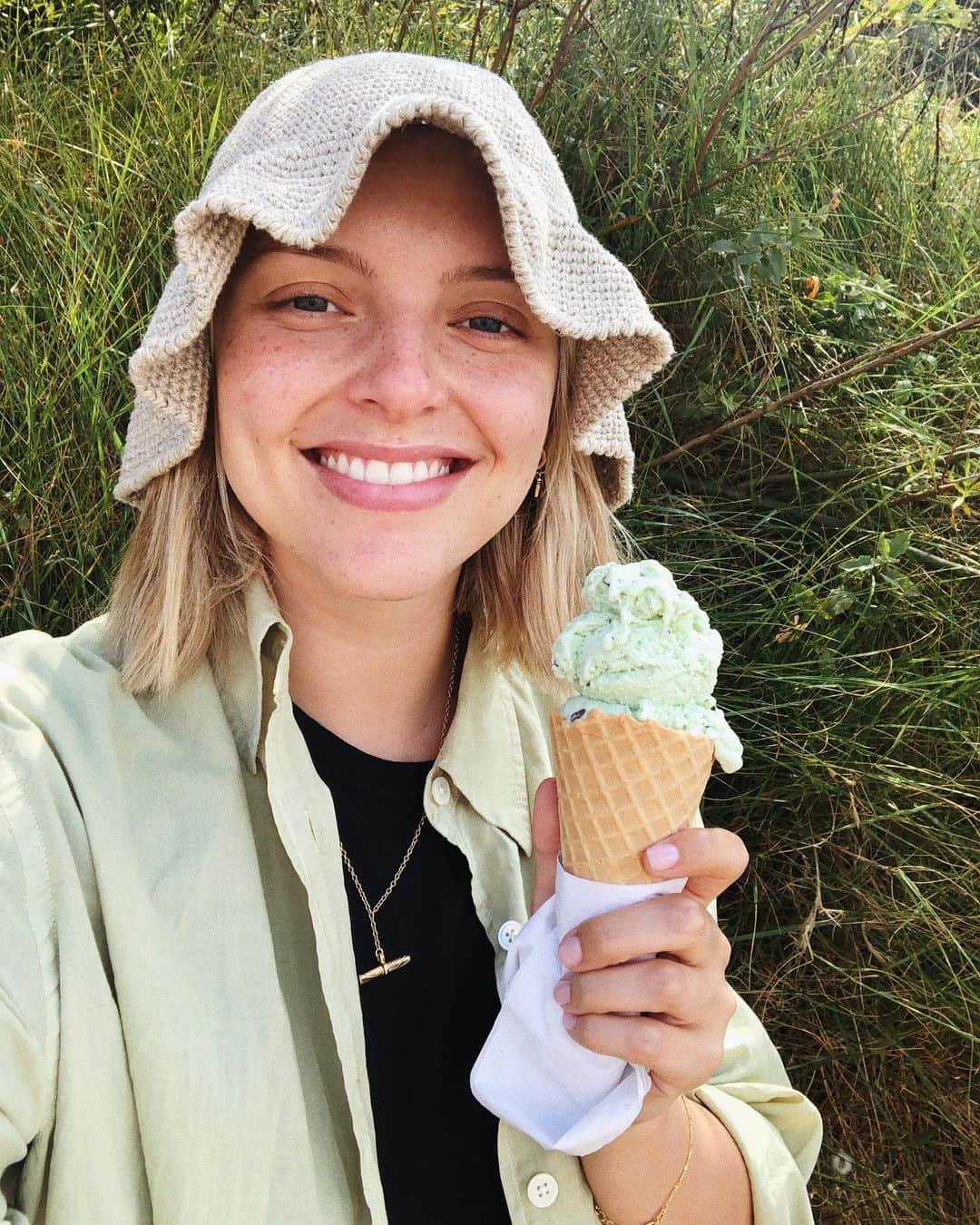 Estée Lalondeのインスタグラム：「You are what you eat 😂💚 ————— Shirts @ourlegacy  Jewellery @daisy_jewellery (ad/brand collaboration) wearing the iconic T-Bar necklace! #esteelalondeXdaisy  Hat @covernumberone (gifted)」