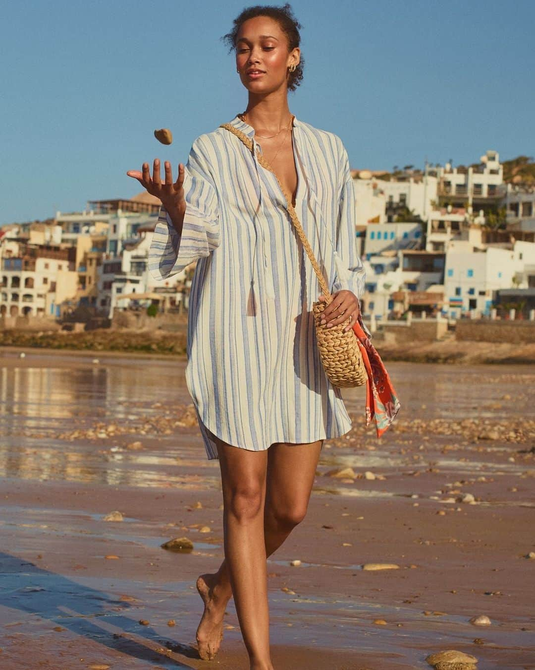 H&Mさんのインスタグラム写真 - (H&MInstagram)「This is how every Tuesday should feel — like a stroll on a beach. 🏖 #HM  V-neck tunic: 0774450001」7月3日 0時20分 - hm