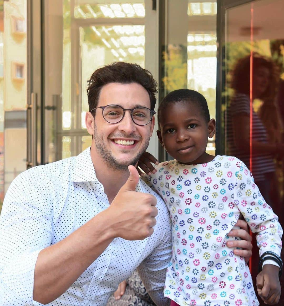 ドクター・マイクさんのインスタグラム写真 - (ドクター・マイクInstagram)「Meeting Amina from Tanzania who is recovering from open heart surgery, performed just yesterday, like a true champion! Courtesy of the amazing work from @saveachildsheart ❤️⛑🏥」7月3日 0時12分 - doctor.mike