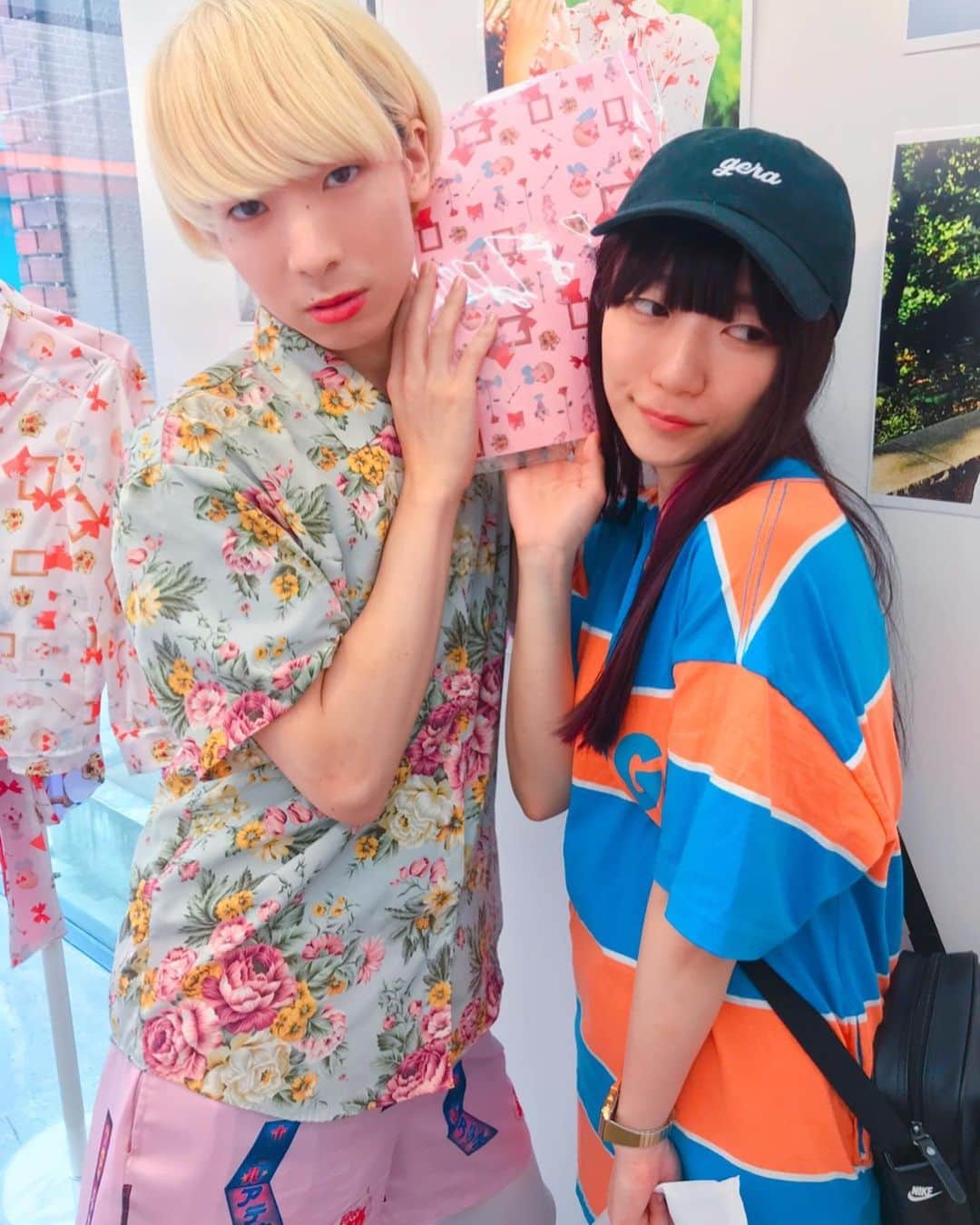 ぱいぱいでか美のインスタグラム：「ゆっきゅん活動5周年記念SHOP♡幸福な片想い♡行ってきました！ 絵恋ちゃんと一日中野で遊んだ〜☻ ꙳ #ゆっきゅん #ゆきゅ5周年SHOP #絵恋ちゃん #中野ブロードウェイ #中野ロープウェイ #でことらんど ꙳ ゆっきゅん活動5周年おめ❤︎ というわけで行ってきました『幸福な片想い』。 ゆっきゅんほど特別な男の子いないよな〜と思うし いろんな人の影響を受けて自分流で発信して世直し止まらないゆっきゅんを尊敬しております。 あと本当に面白い人！それに尽きる！ 幸福な片想いグッズはブックカバーにもなるキャワキャワの紙を買いました。 物撮りすんのにいいねっつって早速背景にする我々(1枚目)。 絵恋ちゃんと行ったんだけどだいぶ長い時間中野ぶらぶらして楽しかった〜❤︎ ロープウェイもでことらんども行っていろいろ買いました。 くっきーさんのガチャガチャもやっとできた！ インナーカラーの色が同じすぎて最高。 . ゆきゅ SHOP、中野meee galleryで明日までやってます。 みなさまもぜひ。」