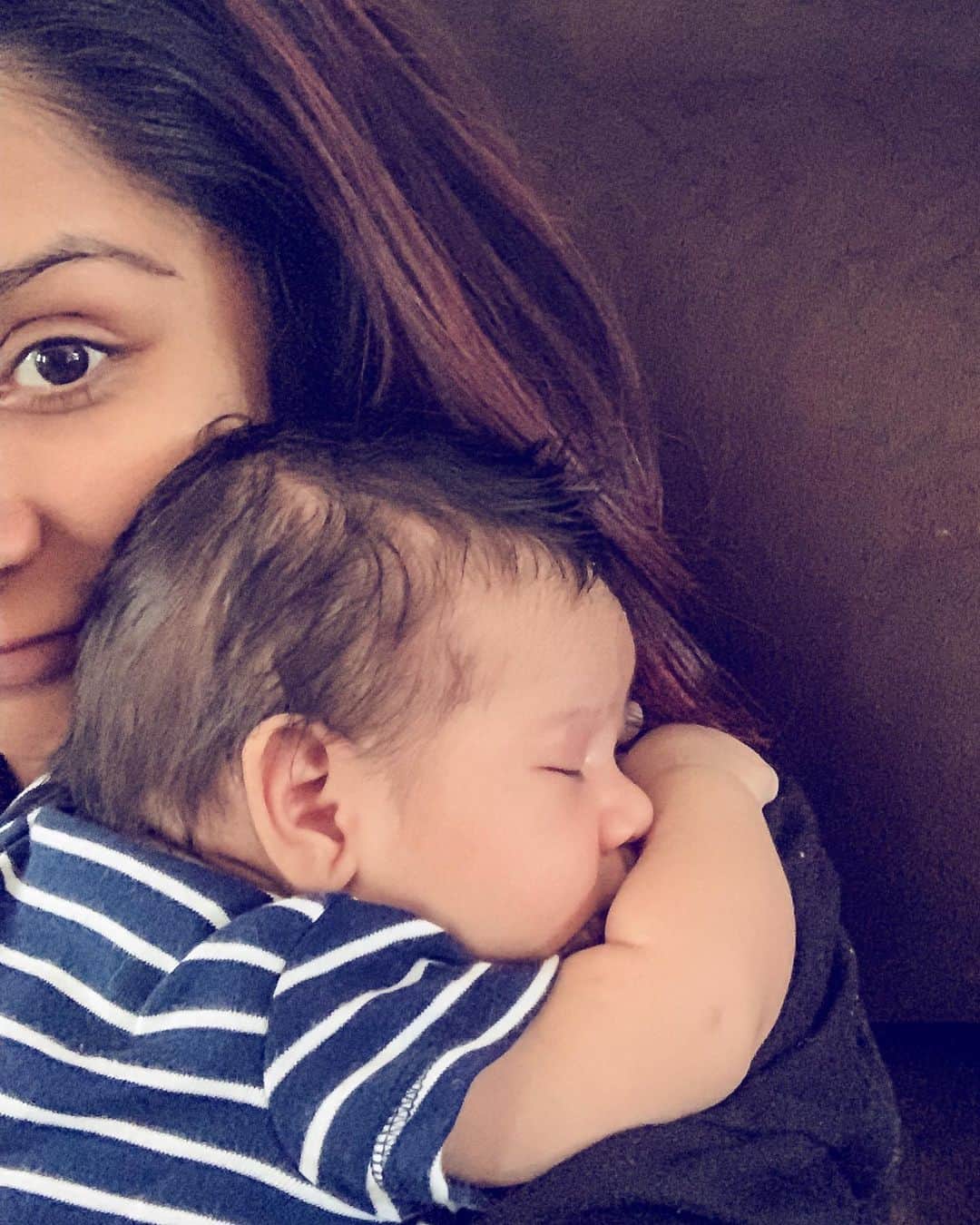 ニコール・ ポリッツィのインスタグラム：「Mawma’s boy 👶🏽💙 #Cuddlesfordays #Angelo」