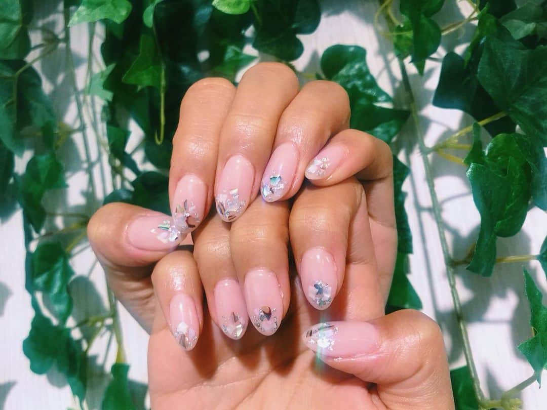 paulaのインスタグラム：「. そういえば、また最近ネイル復活した💅💞 . やっぱりネイルすると女子力高まってる気がして ママはご機嫌が多め🥰💗✌🏾(単純) . 癒し系の @emi_parkbytokyo ちゃんは 昔からずっとネイルしてくれてるの🥺💗 . 超 お気に入り🥺❤️ . Thank you🌻 @parkbytokyo_ginza . #newnail  #nail #ネイル #美活動強化中 #ママだって綺麗になりたい」