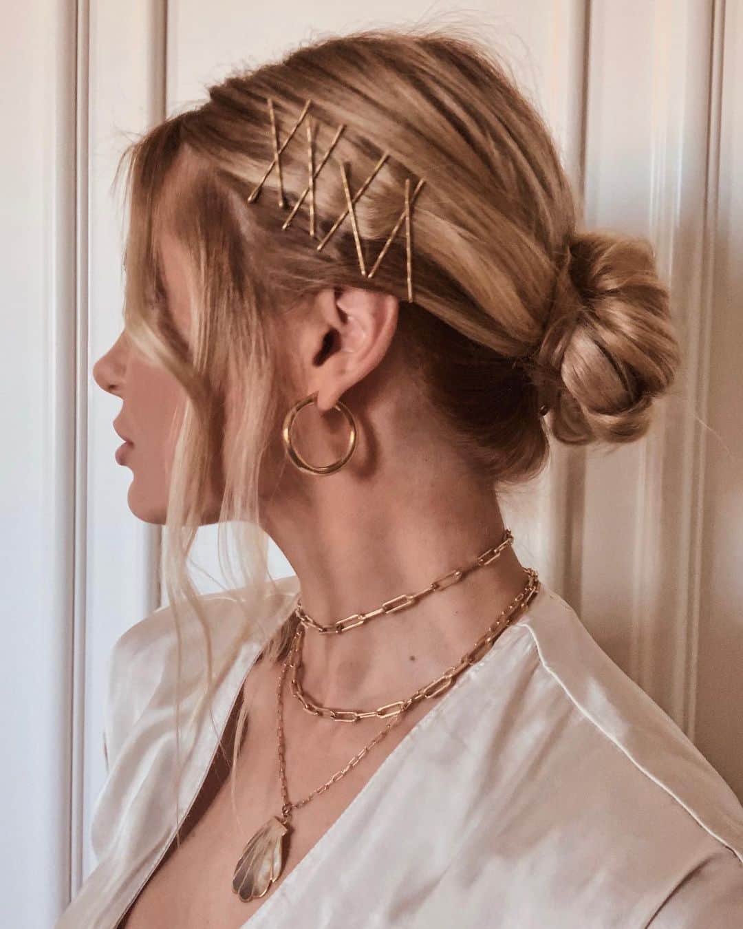 Amber Fillerup Clarkさんのインスタグラム写真 - (Amber Fillerup ClarkInstagram)「Love a simple bun with a fun detail ✨ you could also turn the bobbies upside down and use the flat side. @hairbykatelynd」7月3日 0時15分 - amberfillerup