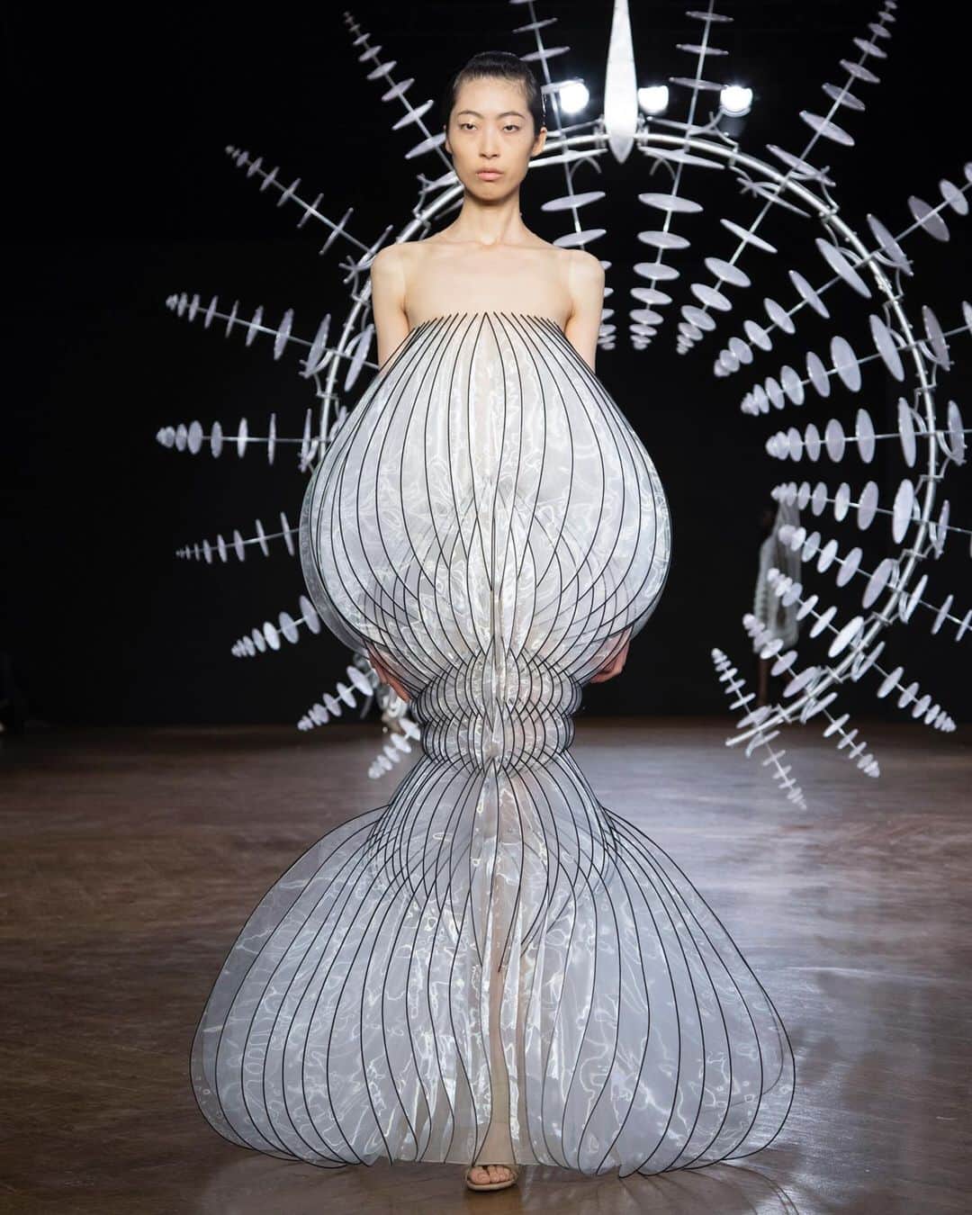 Iris Van Herpeさんのインスタグラム写真 - (Iris Van HerpeInstagram)「The Hypnosis 'Epicycle' dress ∞ transparent organza hemispheres are multilayered forming six gradient-sized spheres that weave into each other by fine black cyclic boning lines that are lasercut and heatbonded, fading the relationship between surface and substance. ∞ Show credits Styling: @patti_wilson  Special thanks to collaborating artist: @anthony.howe.art  Collaborating artist: @philip.beesley Photography by @giostaiano and @mollysjlowe Music direction: @sssalvadorrr Model: @shaodi_0228 Casting: Maida Gregory Boina, @maximevalentini & @caromauger  Make up: @silbruinsma1 & the @maccosmeticsfrance PRO Team  Hair: @martincullen65 for @streetersldn Shoes by @unitednude Manicure: @jessicascholten_  Press: @karlaotto ∞ #irisvanherpen #hypnosiscouture #parisfashionweek」7月3日 0時16分 - irisvanherpen