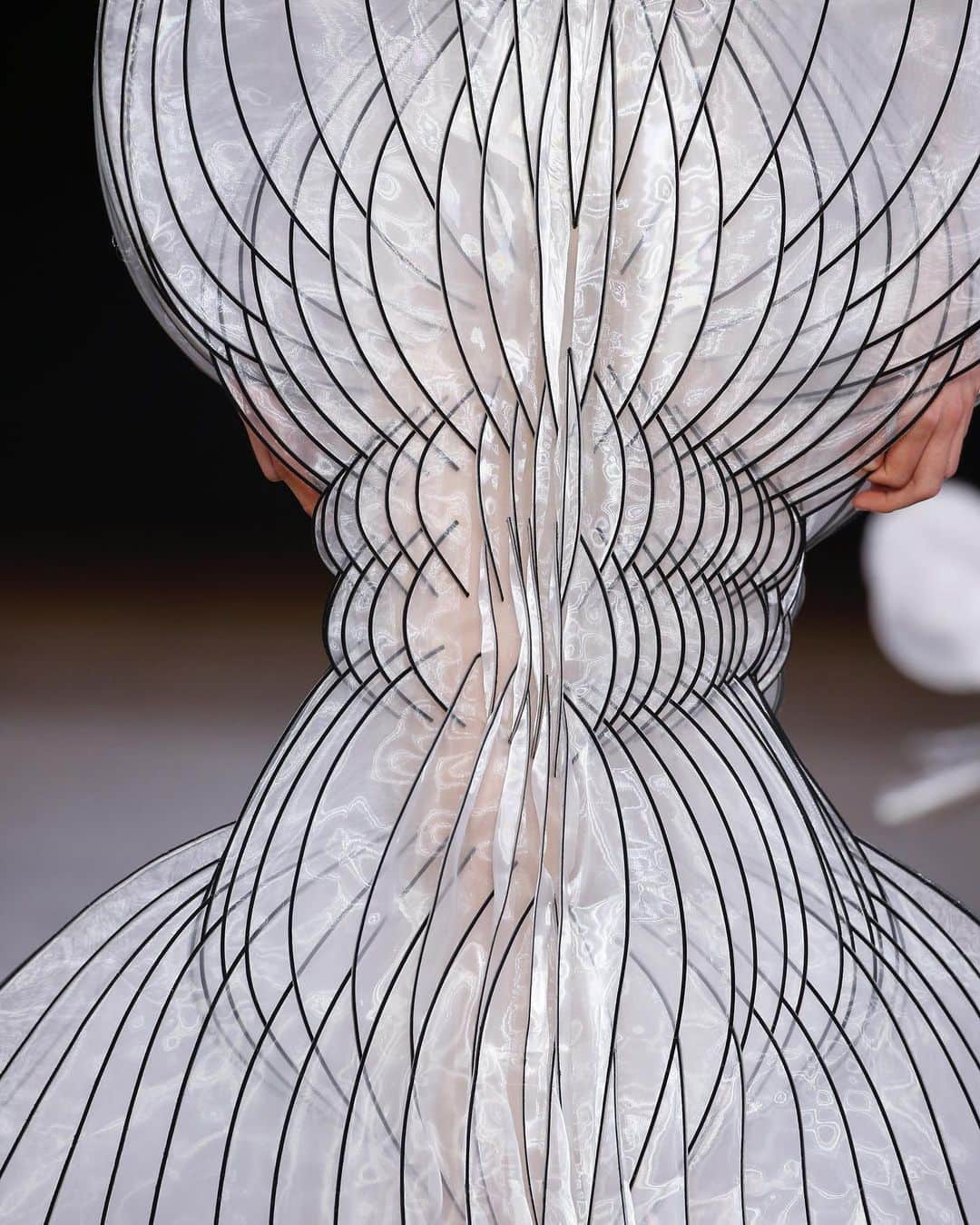 Iris Van Herpeさんのインスタグラム写真 - (Iris Van HerpeInstagram)「The Hypnosis 'Epicycle' dress ∞ transparent organza hemispheres are multilayered forming six gradient-sized spheres that weave into each other by fine black cyclic boning lines that are lasercut and heatbonded, fading the relationship between surface and substance. ∞ Show credits Styling: @patti_wilson  Special thanks to collaborating artist: @anthony.howe.art  Collaborating artist: @philip.beesley Photography by @giostaiano and @mollysjlowe Music direction: @sssalvadorrr Model: @shaodi_0228 Casting: Maida Gregory Boina, @maximevalentini & @caromauger  Make up: @silbruinsma1 & the @maccosmeticsfrance PRO Team  Hair: @martincullen65 for @streetersldn Shoes by @unitednude Manicure: @jessicascholten_  Press: @karlaotto ∞ #irisvanherpen #hypnosiscouture #parisfashionweek」7月3日 0時16分 - irisvanherpen