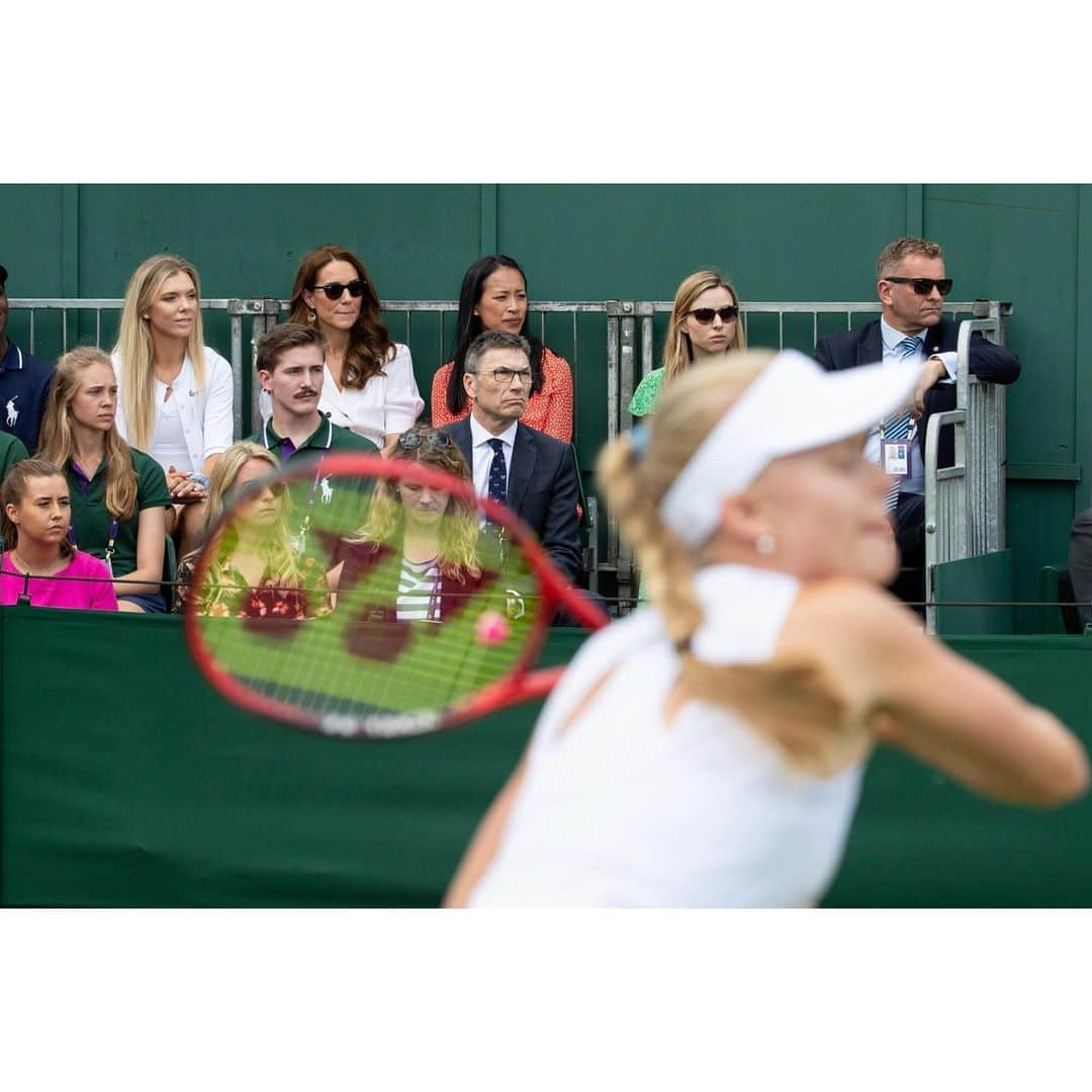 ウィリアム（ケンブリッジ公）さんのインスタグラム写真 - (ウィリアム（ケンブリッジ公）Instagram)「🎾 The Duchess of Cambridge, Patron of @Wimbledon, visited The Championships today.  Her Royal Highness watched Harriet Dart vs. Christina McHale on Court 14, alongside Katie Boulter and Anne Keothavong.  The Duchess also visited the Aorangi Park to see the practice courts and warm-up area. HRH met a number of finalists and winners nominated for the annual @lta Tennis Awards, which recognise people who volunteer as grassroots level to grow and open up the sport.  HRH also met British players Andy Murray and Johanna Konta.  The Duchess then watched defending champion Angelique Kerber play Tatjana Maria on Centre Court. 📷 Wimbledon / Press Assocation / Kensington Palace  #Wimbledon #Wimbledon2019 #BacktheBrits」7月3日 0時16分 - princeandprincessofwales