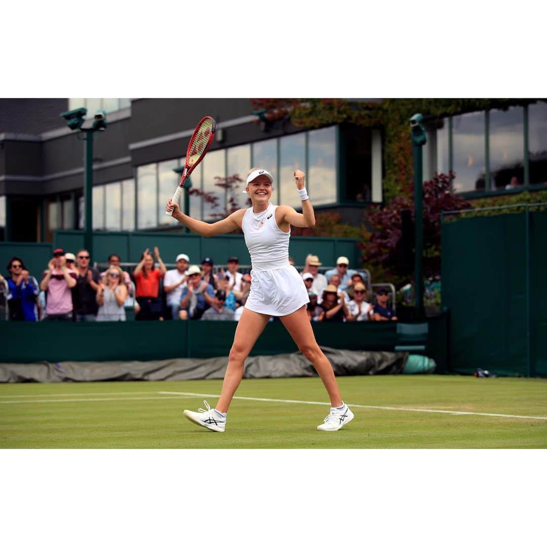 ウィリアム（ケンブリッジ公）さんのインスタグラム写真 - (ウィリアム（ケンブリッジ公）Instagram)「🎾 The Duchess of Cambridge, Patron of @Wimbledon, visited The Championships today.  Her Royal Highness watched Harriet Dart vs. Christina McHale on Court 14, alongside Katie Boulter and Anne Keothavong.  The Duchess also visited the Aorangi Park to see the practice courts and warm-up area. HRH met a number of finalists and winners nominated for the annual @lta Tennis Awards, which recognise people who volunteer as grassroots level to grow and open up the sport.  HRH also met British players Andy Murray and Johanna Konta.  The Duchess then watched defending champion Angelique Kerber play Tatjana Maria on Centre Court. 📷 Wimbledon / Press Assocation / Kensington Palace  #Wimbledon #Wimbledon2019 #BacktheBrits」7月3日 0時16分 - princeandprincessofwales