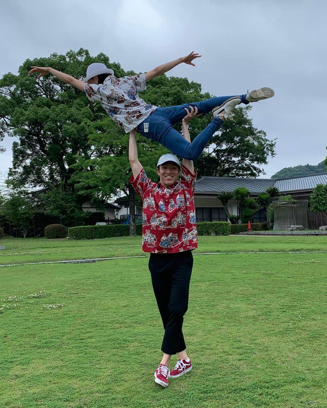 石井杏奈さんのインスタグラム写真 - (石井杏奈Instagram)「20 years ago, my dad and brother were wearing those shirts together!!!🤣👕👨‍👦🙋🏻‍♂️👶🏻🇯🇵 I’m not 12, but I can fit  in the shirt...😂😂😂🇯🇵 このシャツは20年前にお父さんとお兄ちゃんがペアルックで着ていたらしい😊🇯🇵お兄ちゃんが小学生の時のシャツを着れてしもた😅😂背伸びろ〜 * * * * #日本#広島#山口#シャツ#お揃い#家族#ホリデー#ドライブ#夏休み#錦帯橋#山賊#japan#hiroshima#yamaguchi#holidays#fun#summer#shirt#family#beautiful#memories」7月3日 0時17分 - annaishii