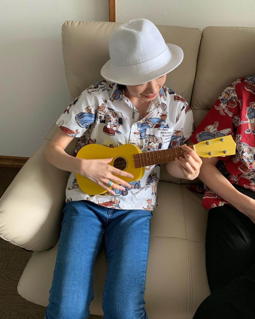 石井杏奈さんのインスタグラム写真 - (石井杏奈Instagram)「20 years ago, my dad and brother were wearing those shirts together!!!🤣👕👨‍👦🙋🏻‍♂️👶🏻🇯🇵 I’m not 12, but I can fit  in the shirt...😂😂😂🇯🇵 このシャツは20年前にお父さんとお兄ちゃんがペアルックで着ていたらしい😊🇯🇵お兄ちゃんが小学生の時のシャツを着れてしもた😅😂背伸びろ〜 * * * * #日本#広島#山口#シャツ#お揃い#家族#ホリデー#ドライブ#夏休み#錦帯橋#山賊#japan#hiroshima#yamaguchi#holidays#fun#summer#shirt#family#beautiful#memories」7月3日 0時17分 - annaishii