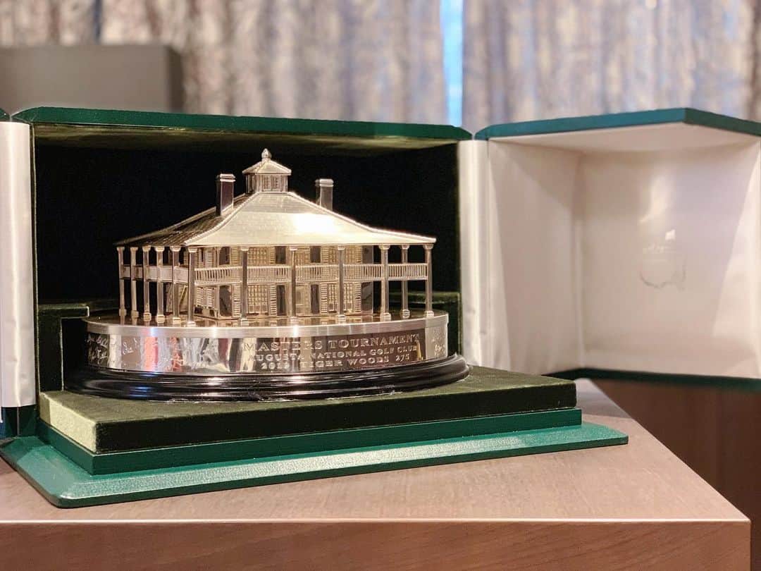 タイガー・ウッズのインスタグラム：「Came home to another package in the mail. I think I can find a spot on the shelf for this one. Thanks everyone for your support, and thank you to my friends at @themasters.」