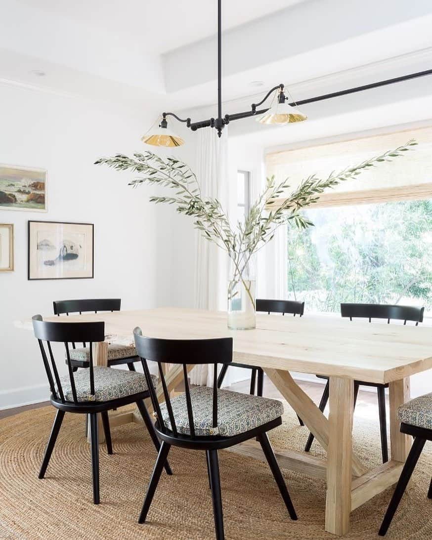 MT DOMAINEさんのインスタグラム写真 - (MT DOMAINEInstagram)「This striking California home is giving us serious chills (in a good way)—take the full tour at the link in bio. | photo: @amybartlam; design: @jdpinteriors」7月3日 0時26分 - mydomaine