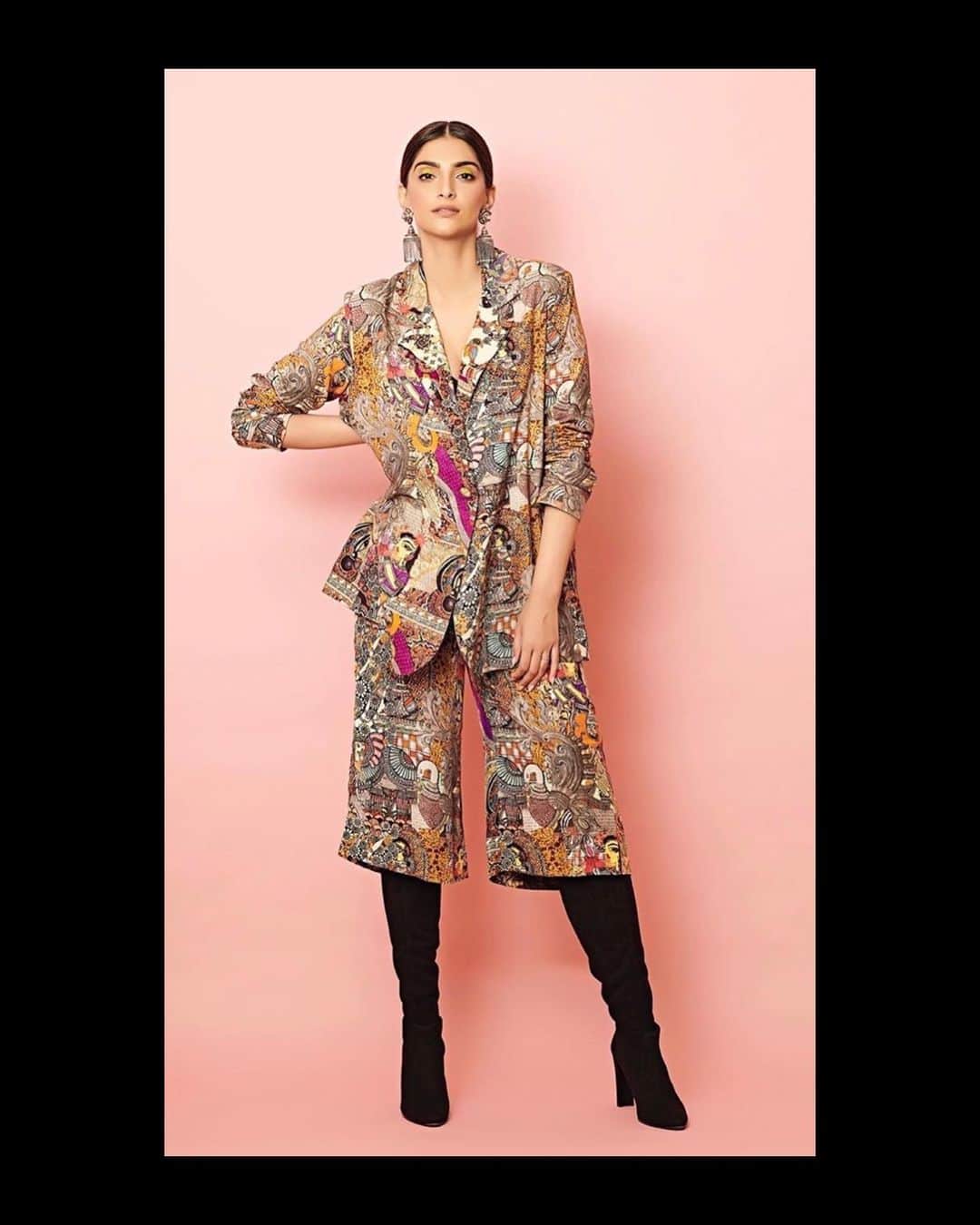 スチュアートワイツマンさんのインスタグラム写真 - (スチュアートワイツマンInstagram)「#SWWomen are making fashion headlines around the world #inourshoes: Bollywood star @sonamkapoor styles the #HILINE with a colorful blazer and matching culottes. #SWStyle #StuartWeitzman」7月3日 0時27分 - stuartweitzman