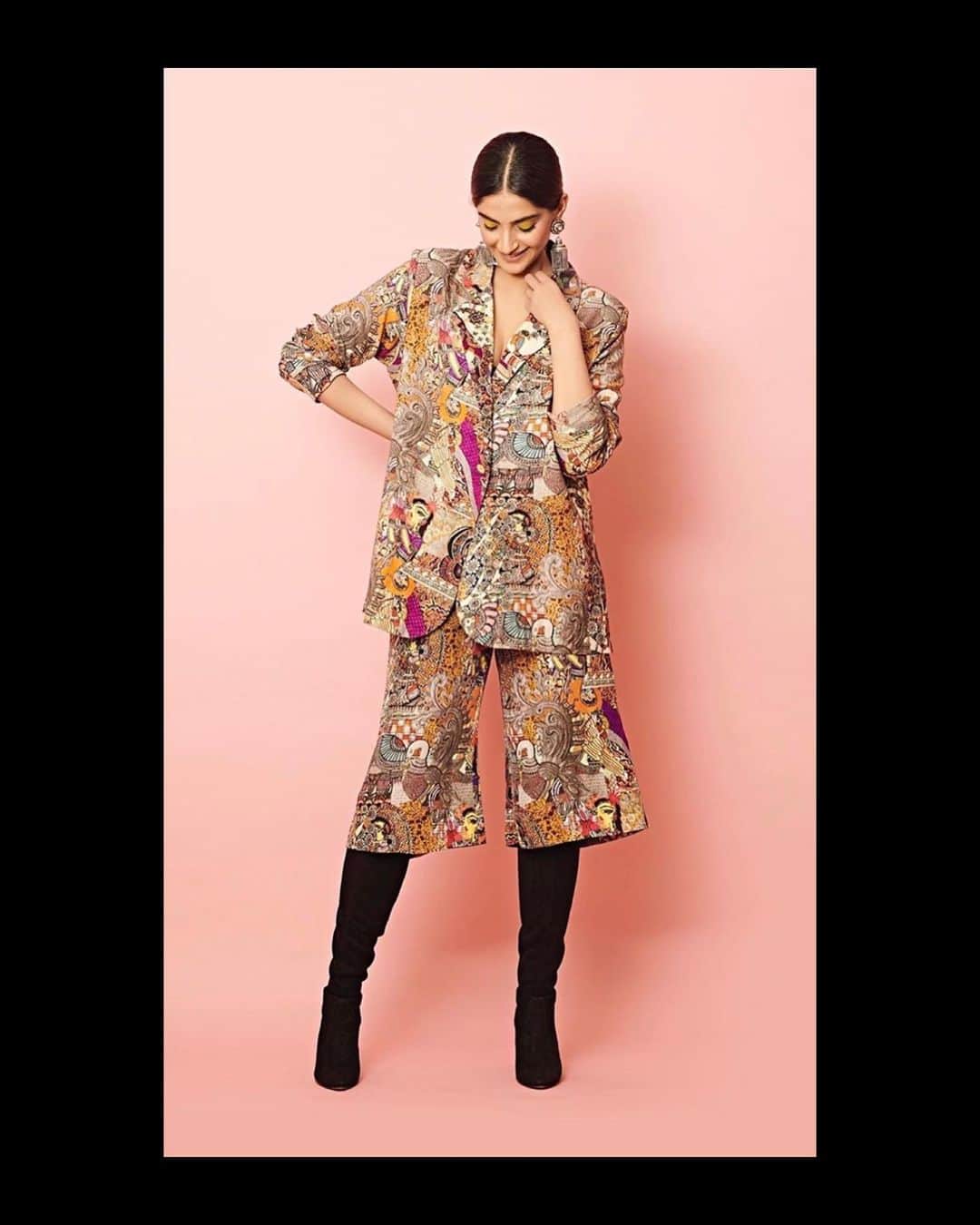 スチュアートワイツマンさんのインスタグラム写真 - (スチュアートワイツマンInstagram)「#SWWomen are making fashion headlines around the world #inourshoes: Bollywood star @sonamkapoor styles the #HILINE with a colorful blazer and matching culottes. #SWStyle #StuartWeitzman」7月3日 0時27分 - stuartweitzman