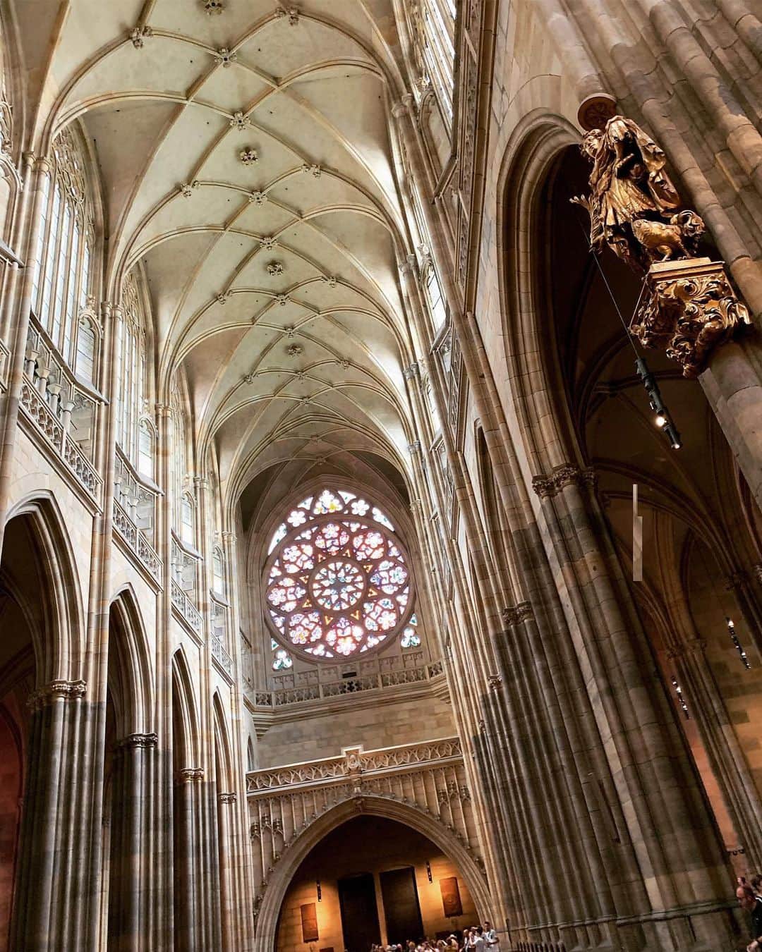 平野綾さんのインスタグラム写真 - (平野綾Instagram)「聖ヴィート大聖堂の内部です。﻿ ﻿ ステンドグラスがとっても美しく、﻿ 石像や絵画や装飾も、どこの国とも違う独特な雰囲気を感じます。﻿ ﻿ ﻿ ミュシャをよく見ていたからかもしれませんが、そのディテールには見覚えがあって、﻿ すんなりこの世界に入り込めました。﻿ ﻿ 分からずに写真を撮っていて後から気付いたのですが、﻿ ミュシャのデザインしたステンドグラスがありました！﻿ 1枚目の写真です。 ﻿ ﻿ 《東京暇人》でよく特集しているので、﻿ これで興味が湧いた方は是非今度日本で開催されるミュシャ展にもお越しください✨﻿ ﻿ ﻿ ﻿ #聖ヴィート大聖堂 #katedralasvvita ﻿ #プラハ城 #praguecastle ﻿ #prague #praha #プラハ﻿ #českárepublika #チェコ﻿ #ayahirano #平野綾」7月3日 0時31分 - a_ya.hirano