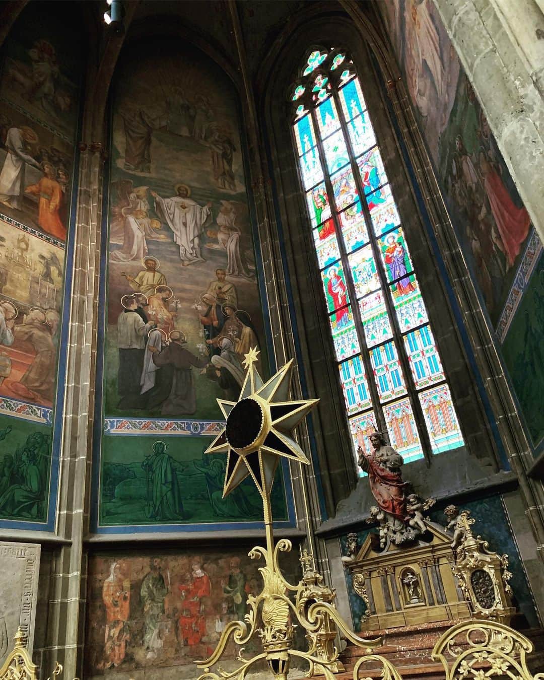 平野綾さんのインスタグラム写真 - (平野綾Instagram)「聖ヴィート大聖堂の内部です。﻿ ﻿ ステンドグラスがとっても美しく、﻿ 石像や絵画や装飾も、どこの国とも違う独特な雰囲気を感じます。﻿ ﻿ ﻿ ミュシャをよく見ていたからかもしれませんが、そのディテールには見覚えがあって、﻿ すんなりこの世界に入り込めました。﻿ ﻿ 分からずに写真を撮っていて後から気付いたのですが、﻿ ミュシャのデザインしたステンドグラスがありました！﻿ 1枚目の写真です。 ﻿ ﻿ 《東京暇人》でよく特集しているので、﻿ これで興味が湧いた方は是非今度日本で開催されるミュシャ展にもお越しください✨﻿ ﻿ ﻿ ﻿ #聖ヴィート大聖堂 #katedralasvvita ﻿ #プラハ城 #praguecastle ﻿ #prague #praha #プラハ﻿ #českárepublika #チェコ﻿ #ayahirano #平野綾」7月3日 0時31分 - a_ya.hirano