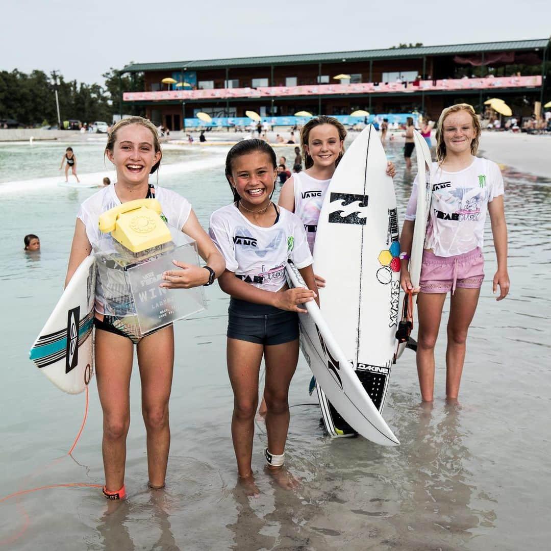 ロキシーさんのインスタグラム写真 - (ロキシーInstagram)「The future sure looks bright! The first ever all girls air comp went down at the @stab_high event in Texas over the weekend with @sierrakerr taking the win 🏆We're not sure what you were doing when you were 12, but we bet it wasn't as epic as this. Swipe 👉 to catch the highlights #MakeWavesMoveMountains」7月3日 0時38分 - roxy