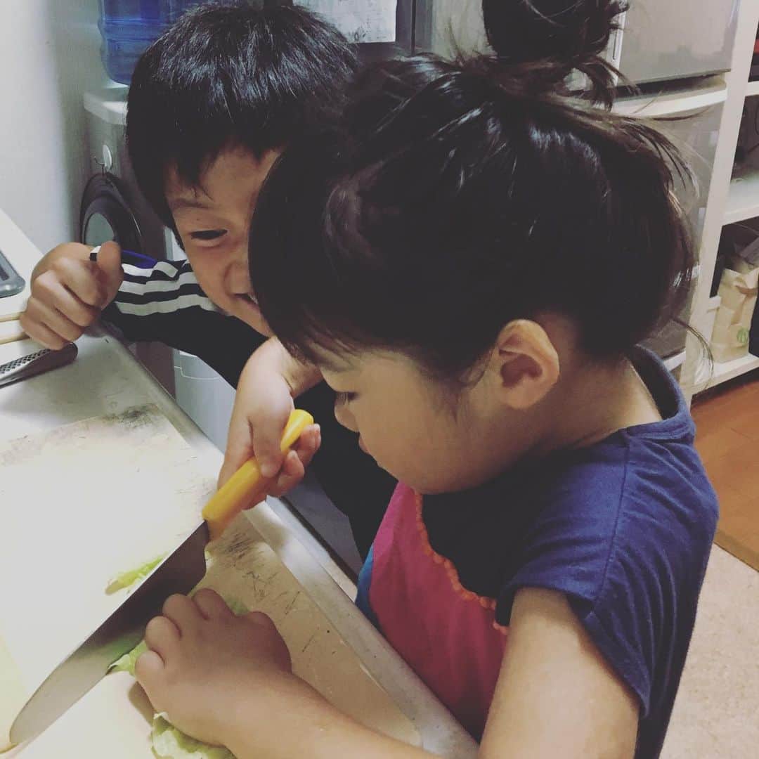 蒼井里紗さんのインスタグラム写真 - (蒼井里紗Instagram)「お手伝い女子。  を、応援する小3男子。  #おてつだい  #3人育児  #お手伝い隊  #料理時間かかる  #3歳女の子  #3歳児の料理」7月3日 0時34分 - risaoi328