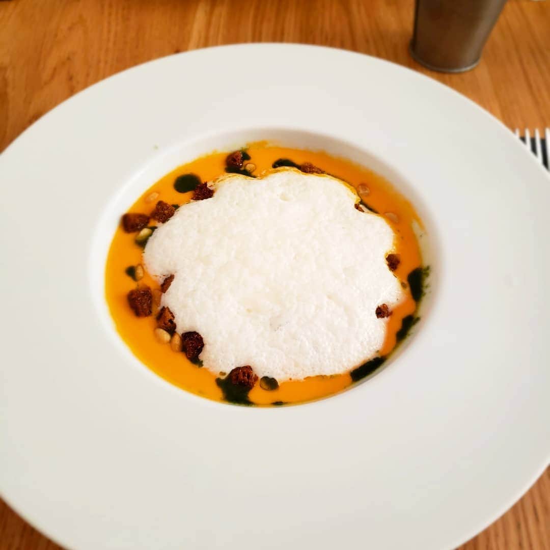 のインスタグラム：「パリの美味しい情報をあと少し。日本人シェフのお店、LE GENTILに連れていってもらいました。 おしゃべりに夢中になってしまい、メニューの内容を覚えていなくて残念なのですが、スープはふわふわ、そしてサクサクの食感が楽しい、いつまでも食べていられる美味しいスープ。 ステーキは、パプリカを使ったソースがアクセントになったもの。 シンプルだけど、楽しくて美味しい食事は旅行中にありがたいですよね。  連れていってくれたのは、パリ在住の会社の先輩。お仕事でもお世話になって、パリに行くときはいつも会ってくれて、距離は遠くても意外とコンスタントにご一緒できていて、時にはグチをきいてもらったり、とってもありがたい存在です❤️ #編集O子 #パリごはん　#ランチ #パリランチ #legentil #パリグルメ #paris #パリ出張 #パリのおいしいもの」