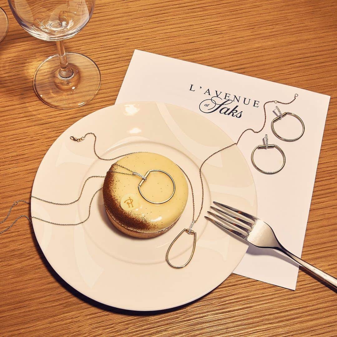 Saks Fifth Avenueのインスタグラム：「@roberto_coin brings a touch of sweetness with their Classic Parisienne collection. Enjoy with a macaron from @lavenueatsaks. #SaksRocks #LavenueatSaks」