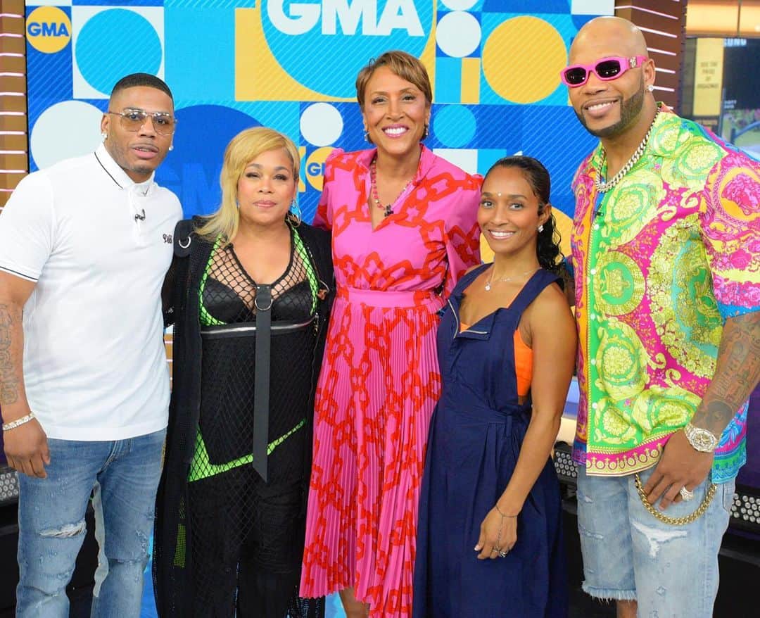 Good Morning Americaさんのインスタグラム写真 - (Good Morning AmericaInstagram)「So much talent we could hardly fit it in one photo! Shoutout to @nelly, @officialtlc and @official_flo for making the ultimate mashup! Link in bio for the full performance and details on their upcoming tour together! (📸: @paulalobo / ABC)」7月3日 0時54分 - goodmorningamerica