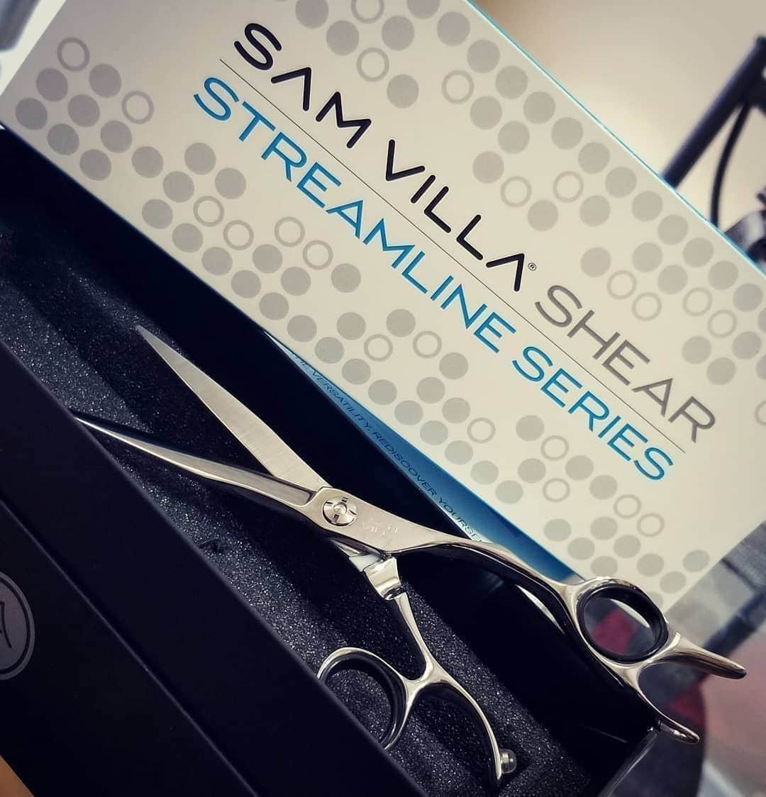 Sam Villaさんのインスタグラム写真 - (Sam VillaInstagram)「Why 5.5" ? The #SamVilla Streamline Series Shear 5.5" is perfect for precision cutting and intricate detail work, or when working in tighter areas of the head-shape.⠀ ⠀ ✂️ SHOP THESE SHEARS AND MORE ON SAMVILLA . COM (link in bio). ✂️⠀ ⠀ The Streamline Series is designed for hairdressers looking for a slimmer, more sculpted, and lighter weight shear that maintains the ergonomic benefits found in all Sam Villa shears.⠀ ⠀ 📷 : @lainadoeshair .」7月3日 0時49分 - samvillahair