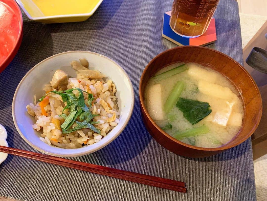 田中セシルさんのインスタグラム写真 - (田中セシルInstagram)「＊ 幸せご飯の時間🍚✨ うちにご飯食べにおいでよ〜っていつも言ってくれるきみこお姉さまのお家へ🏠  #肉じゃが #炊き込みご飯 #小松菜とお揚げのお味噌汁  #チャンジャ豆腐 #アスパラのポーチドエッグのせ *  こんなに完璧なメニューでおもてなしされて、完全に胃袋掴まれました。 炊き込みご飯とお味噌汁、お代わりしちゃったよね。 りょーへいの分まで食べちゃってごめん。 こんなに可愛くて優しくてお料理上手なキミちゃんをお嫁に欲しいと心底思います。 ご馳走さまでした♡  #和食 #きみこOhばんざい #きみちゃんご飯 #家庭料理 #omotenashi #おもてなし #幸せご飯 #washoko #japanese_food  #japanestyle #japanfood」7月3日 0時57分 - ceciltanaka