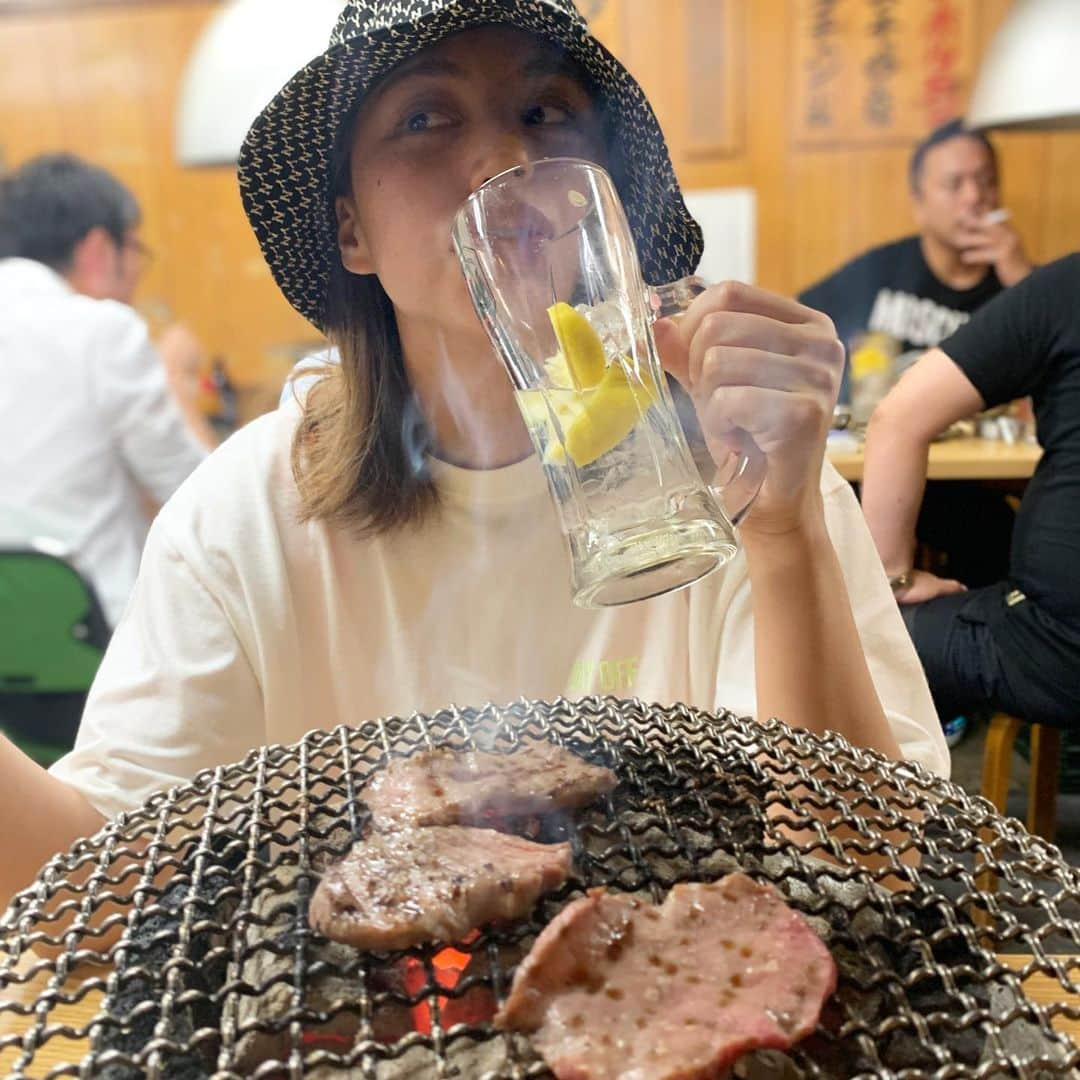 チャベス愛さんのインスタグラム写真 - (チャベス愛Instagram)「田町へホルモンまさるに🍻 見知らぬ出張サラリーマン👨‍💼と戯れる 親父ギャグを連発しまくるその方は 趣味がトライアスロン🏃‍♂️🚴‍♂️世界12位の人と 仲良くなった笑 ずっと滑りまくってたのに 全く気にしない不屈の精神…さすがトライアスロン 世界12位なだけあるわ…👏 ご友人もフルマラソン27回走ってるみたいで お嫁さん募集だそう…✋ああ…いいな田町笑 #田町 #ホルモンまさる #チャベスとサラリーマン #癖の強いサラリーマンだった #レモンサワー」7月3日 0時58分 - ai_officialx