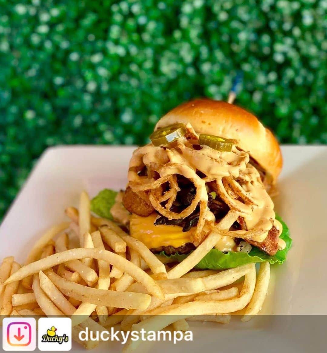 エバン・ロンゴリアさんのインスタグラム写真 - (エバン・ロンゴリアInstagram)「Happy burger Tuesday!🌞We know our burger specials don’t start until after 7, so we decided to hit you with this beauty for our Tuesday lunch special🤭! For $12 you can devour This beautiful ancho burger 🍔 ! @duckystampa is serving your burger needs all day so don’t miss it!🔥 • • • • #tuesday #burger #burgertuesday #tampa #dailyspecial #tampavibes #sports #sportslounge #food #foodie #foodphotography #familyownedbusiness #tampafood #tamparestaurant #blogger #foodbloggers #tampafood」7月3日 0時59分 - evan.longoria3