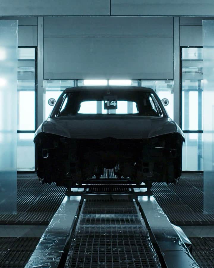 ランボルギーニのインスタグラム：「A new painting plant for a high-level personalization, with innovative technology inspired by Factory 4.0 concepts. Lamborghini paint shop is the first plant to use artificial intelligence in painting. A simple, never-seen-before way to create a unique Lamborghini Urus.  #Lamborghini #LamborghiniPaintShop #CreatedToCreate #Urus #SinceWeMadeItPossible」
