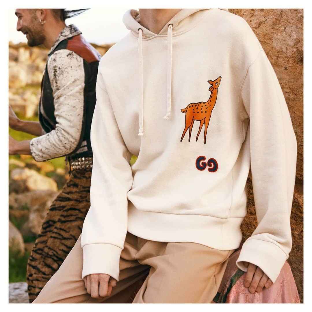 グッチさんのインスタグラム写真 - (グッチInstagram)「From #GucciPreFall19 by @alessandro_michele, a hooded sweatshirt features a deer motif. Discover more through link in bio. #AlessandroMichele」7月3日 1時00分 - gucci