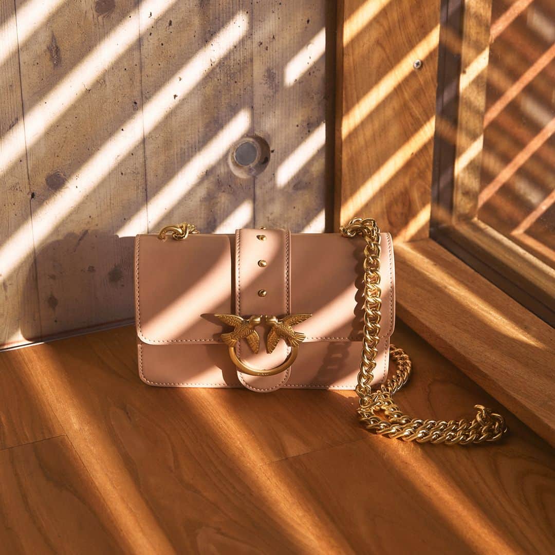 PINKOさんのインスタグラム写真 - (PINKOInstagram)「Graced by the twilight sun, our Mini #LoveBag in its timeless, simpliest shape strikes back for the #FW19 season! #PINKO #PINKOLove」7月3日 1時01分 - pinkoofficial