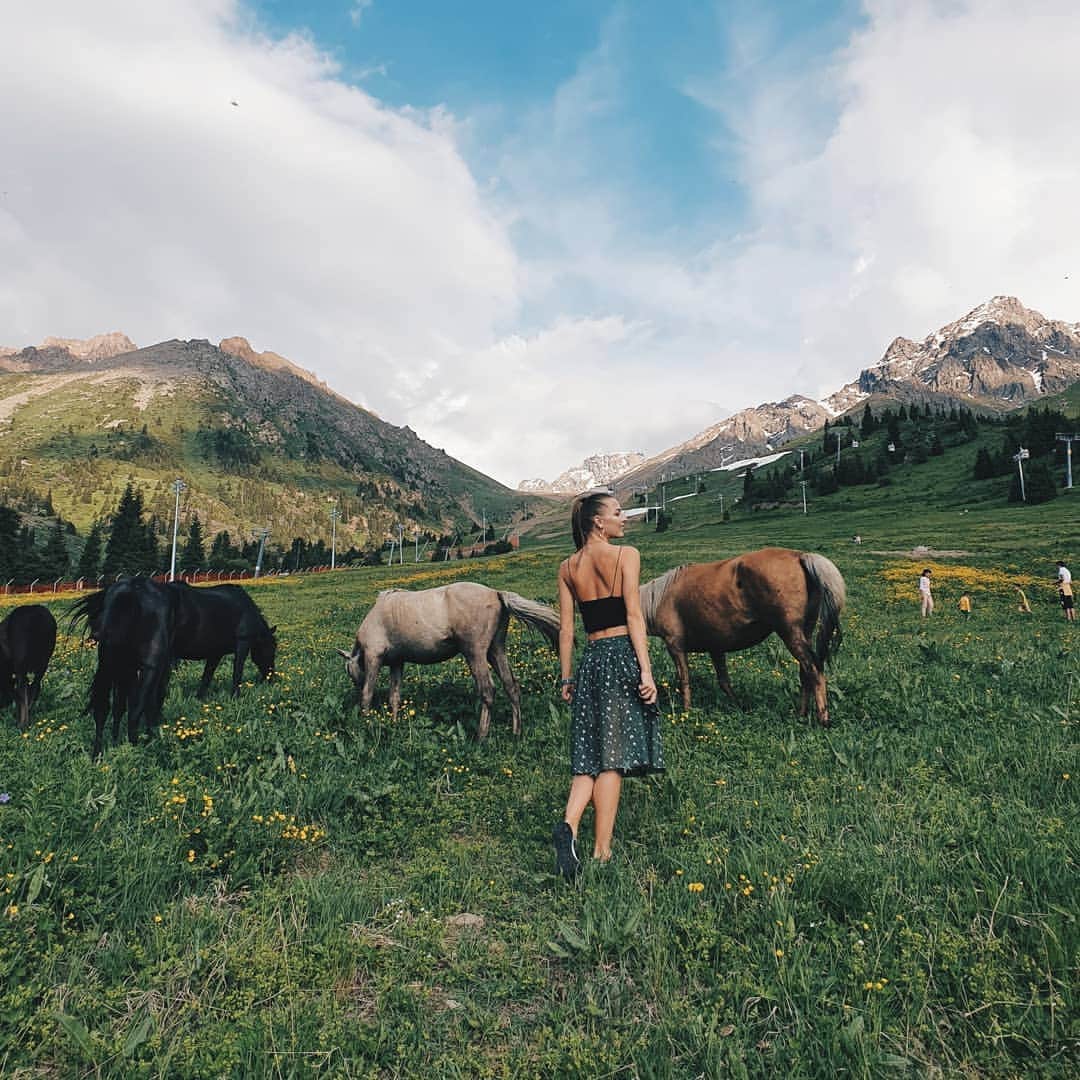 メリティナ・スタニウタさんのインスタグラム写真 - (メリティナ・スタニウタInstagram)「All good things are wild and free ... ... И эхо летит по горам ⠀ #kazakhstan #almaty #mountains #shymbulak #horse #samsungbelarus #s10belarus #galaxys10 #wildandfree #nature」7月3日 1時01分 - melitinastaniouta