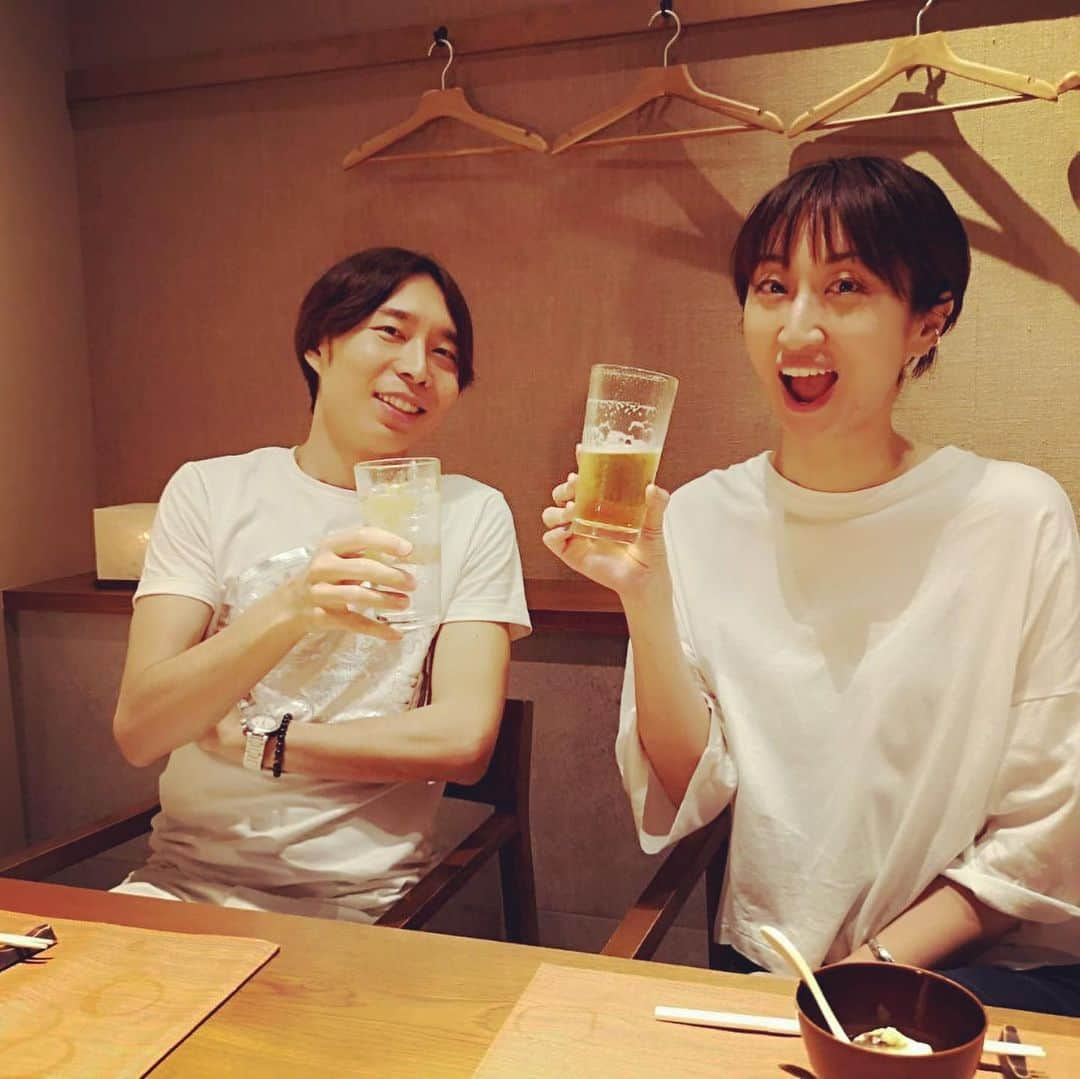 Ms.OOJAさんのインスタグラム写真 - (Ms.OOJAInstagram)「白い人達。 . 白い人＝ @her0ism ヒロイズム君 とは、 「Be...」「White Letter」 そして今回NEWAL「SHINE」にも収録される「海を見てる」を作ってきて . 今回の来日タイミングでまた新曲を作ったのだけど、それがまたすごい良い！今までとはまた違った感じで良い！ . . 制作が楽しいと思えるのは幸せなことですね。 . . ちなみに去年の今頃は「海を見てる」を作ってました！ おととしは「White Letter」を。 . ということはそーゆーことですね！来年をお楽しみに！w . #msooja #her0ism #新曲 #海を見てる #乾杯」7月3日 1時05分 - msoojafaith