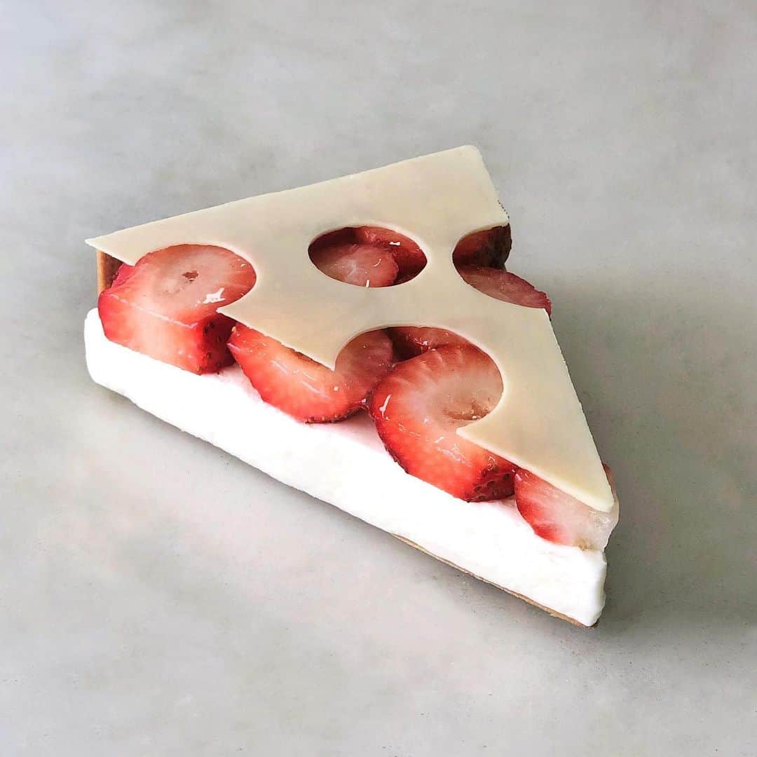 DOMINIQUE ANSEL BAKERYさんのインスタグラム写真 - (DOMINIQUE ANSEL BAKERYInstagram)「A New York Slice 🍕, done our way: as a strawberry tart, with a fromage blanc mousse, strawberry basil jam, Kirsch-soaked almond biscuit, and fresh sliced strawberries, on a vanilla sablé “crust.” Part of our New York Collection, starting July 4th through Labor Day in Soho. 🍓#DominiqueAnselBakery #NewYorkCollection」7月3日 1時05分 - dominiqueansel