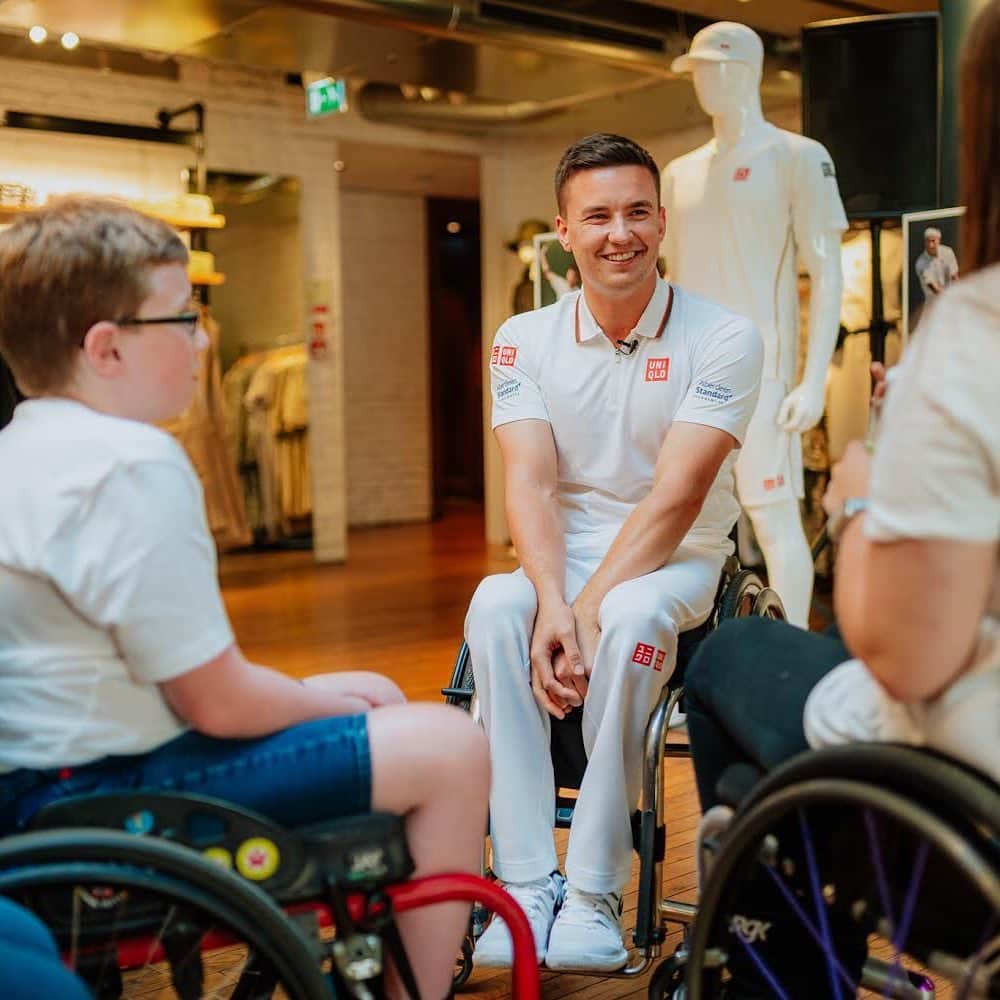 UNIQLO UKさんのインスタグラム写真 - (UNIQLO UKInstagram)「On Friday @gordonreid came in to our Oxford Street 311 store to meet some young fans from @whizzkidz and talk about his career so far. We will be supporting him as he takes to the court in London next week.  #gordonreid #whizzkidz #UNIQLO #LifeWear」7月3日 1時06分 - uniqlo_uk