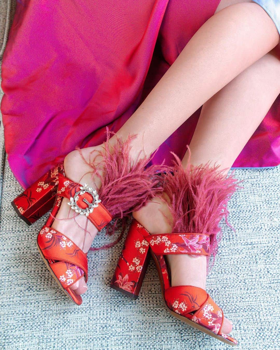 YOOX.COMさんのインスタグラム写真 - (YOOX.COMInstagram)「Japanese print meets Brazilian carnival feathers?  Count me in! This really is #ott in all the right ways  xx D.💗 Skirt 👉🏻 Sies Marjan  Shoes 👉🏻 Tabitha Simmons」7月3日 1時08分 - yoox
