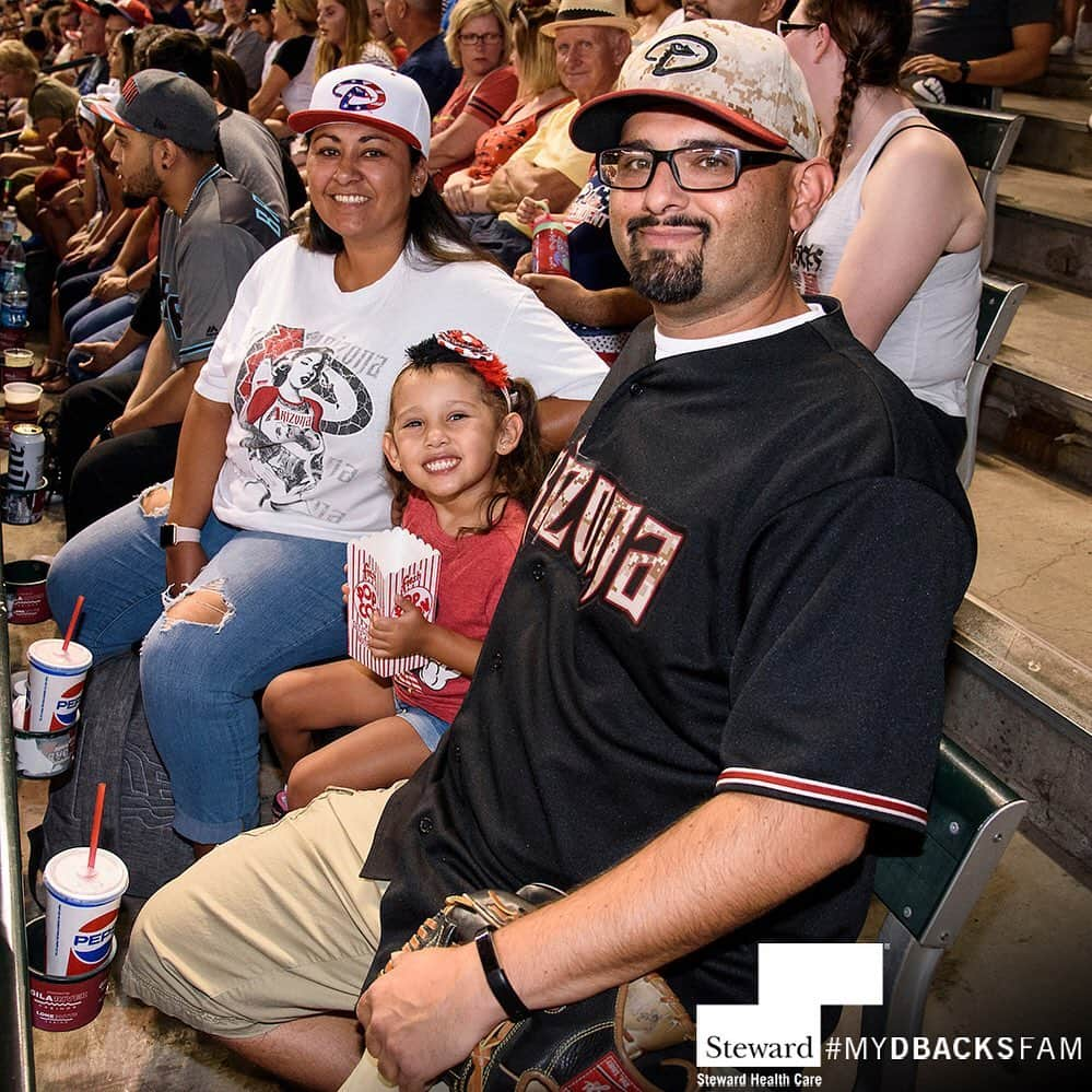 アリゾナ・ダイヤモンドバックスさんのインスタグラム写真 - (アリゾナ・ダイヤモンドバックスInstagram)「It’s all about la familia. Share a photo of your #Dbacks fam with #MyDbacksFam for a chance to win 4 Dugout Box tickets and watch batting practice from the field on August 2, courtesy of our Youth Jersey Program partner, @stewardhealth! Visit dbacks.com/partnerpromos for Official Rules.」7月3日 1時16分 - dbacks