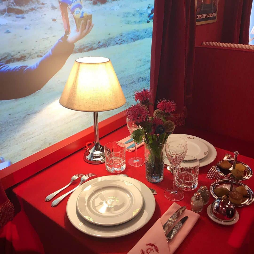 フィガロジャポンさんのインスタグラム写真 - (フィガロジャポンInstagram)「ルブタンのプレゼンテーションには本物の列車が！車両内はルブタン仕様の食堂車✨色玉の上に並んだ靴はクチュールのコマーシャルライン、ピンクが編集長大好物❤️のバッグはエリザという新しいライン✨ #christianlouboutin #figarocollection #figarojapon」7月3日 1時19分 - madamefigarojapon
